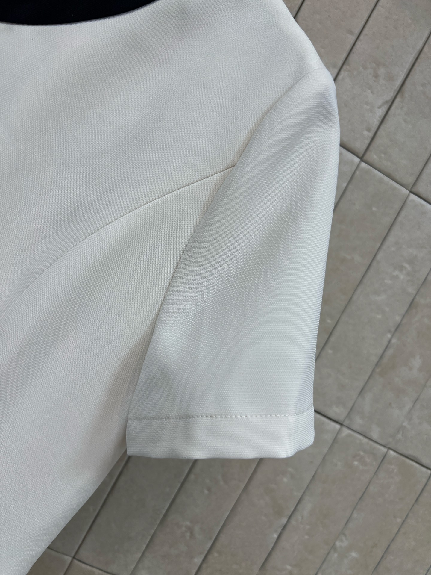 G家 26春夏新款 撞色百褶连衣裙​​ 白色主色+黑色圆领 简约优雅腰部撞色装饰口袋+金属纽扣 细节满分