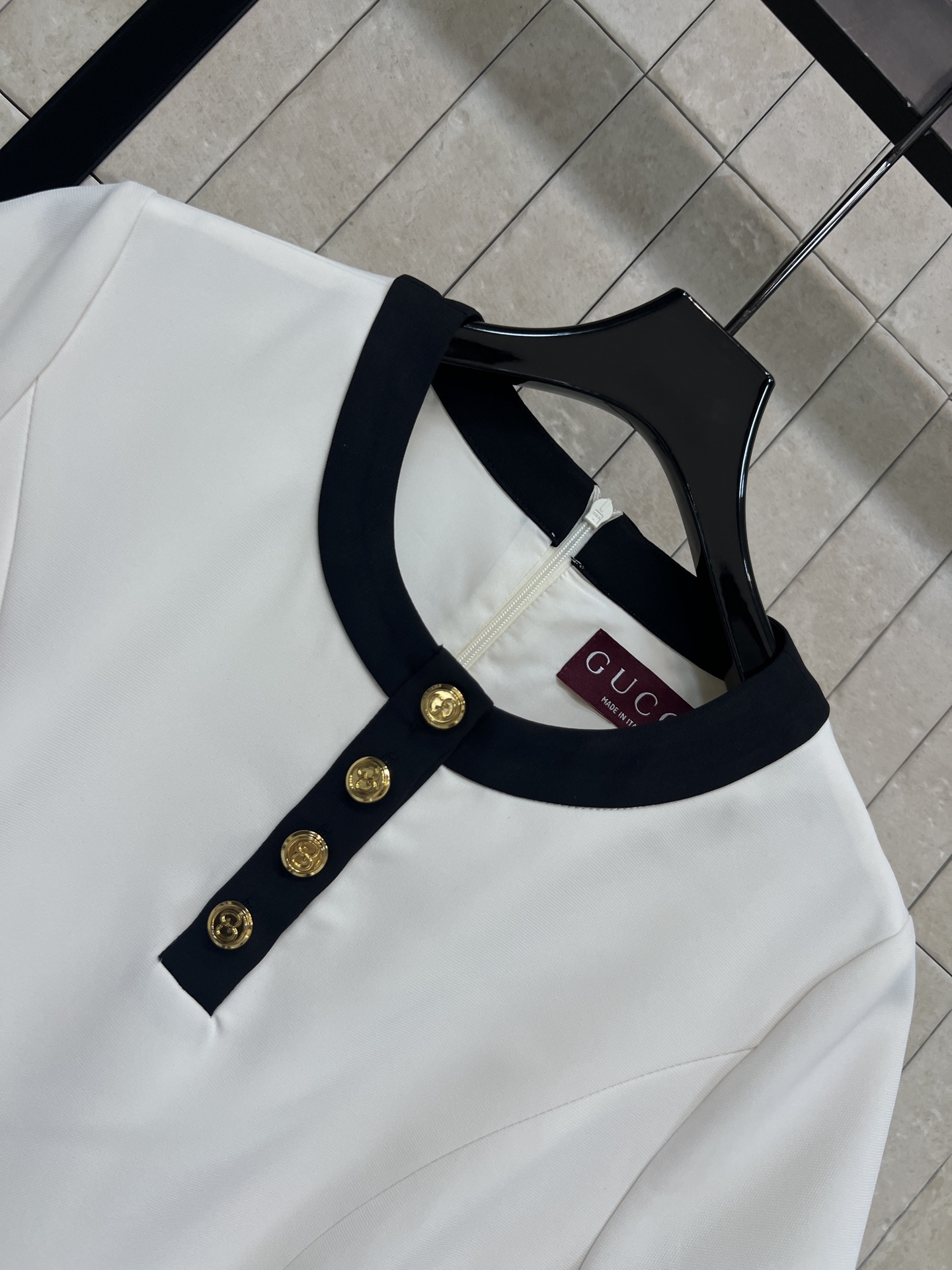 G家 26春夏新款 撞色百褶连衣裙​​ 白色主色+黑色圆领 简约优雅腰部撞色装饰口袋+金属纽扣 细节满分