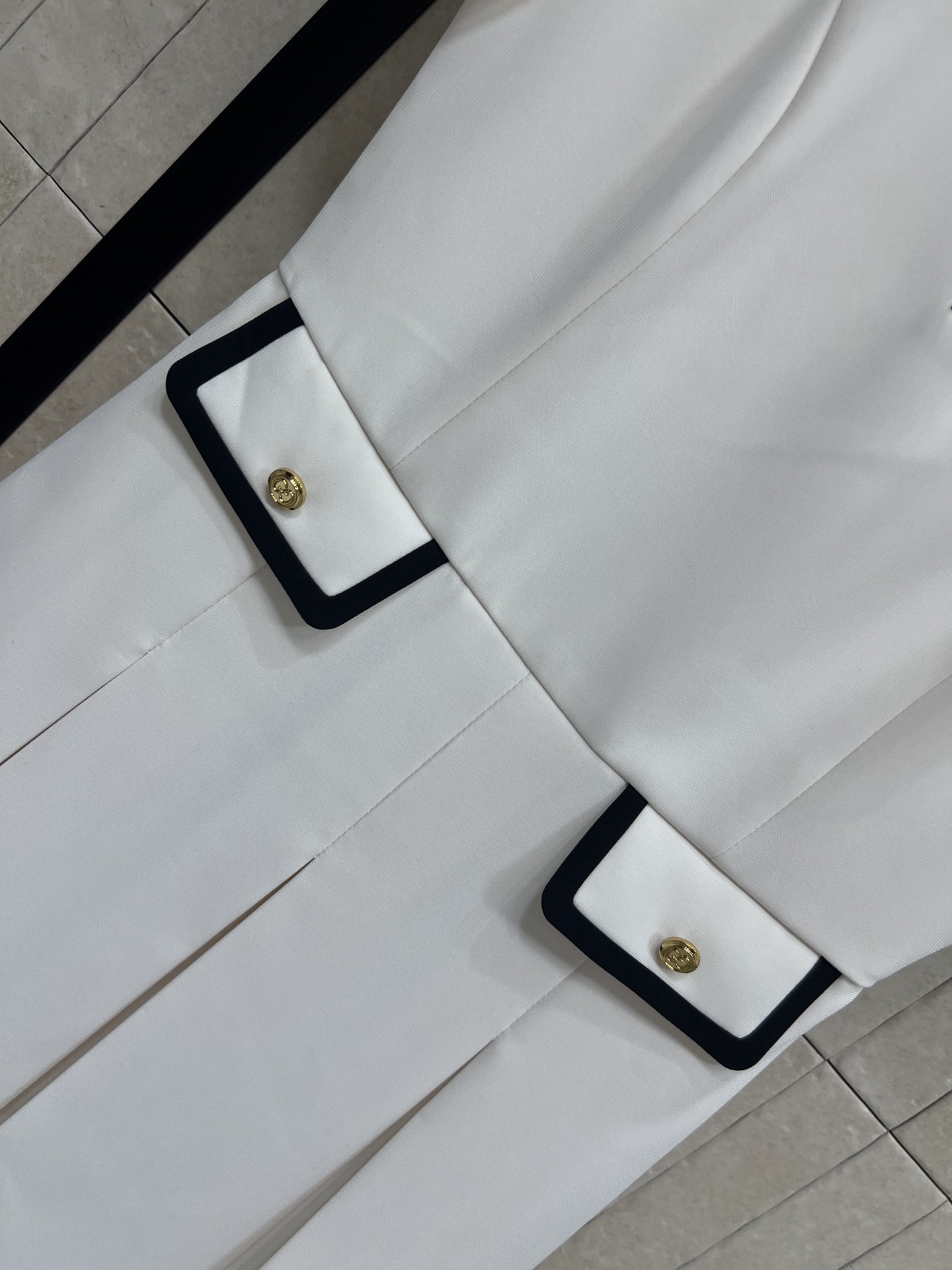 G家 26春夏新款 撞色百褶连衣裙​​ 白色主色+黑色圆领 简约优雅腰部撞色装饰口袋+金属纽扣 细节满分