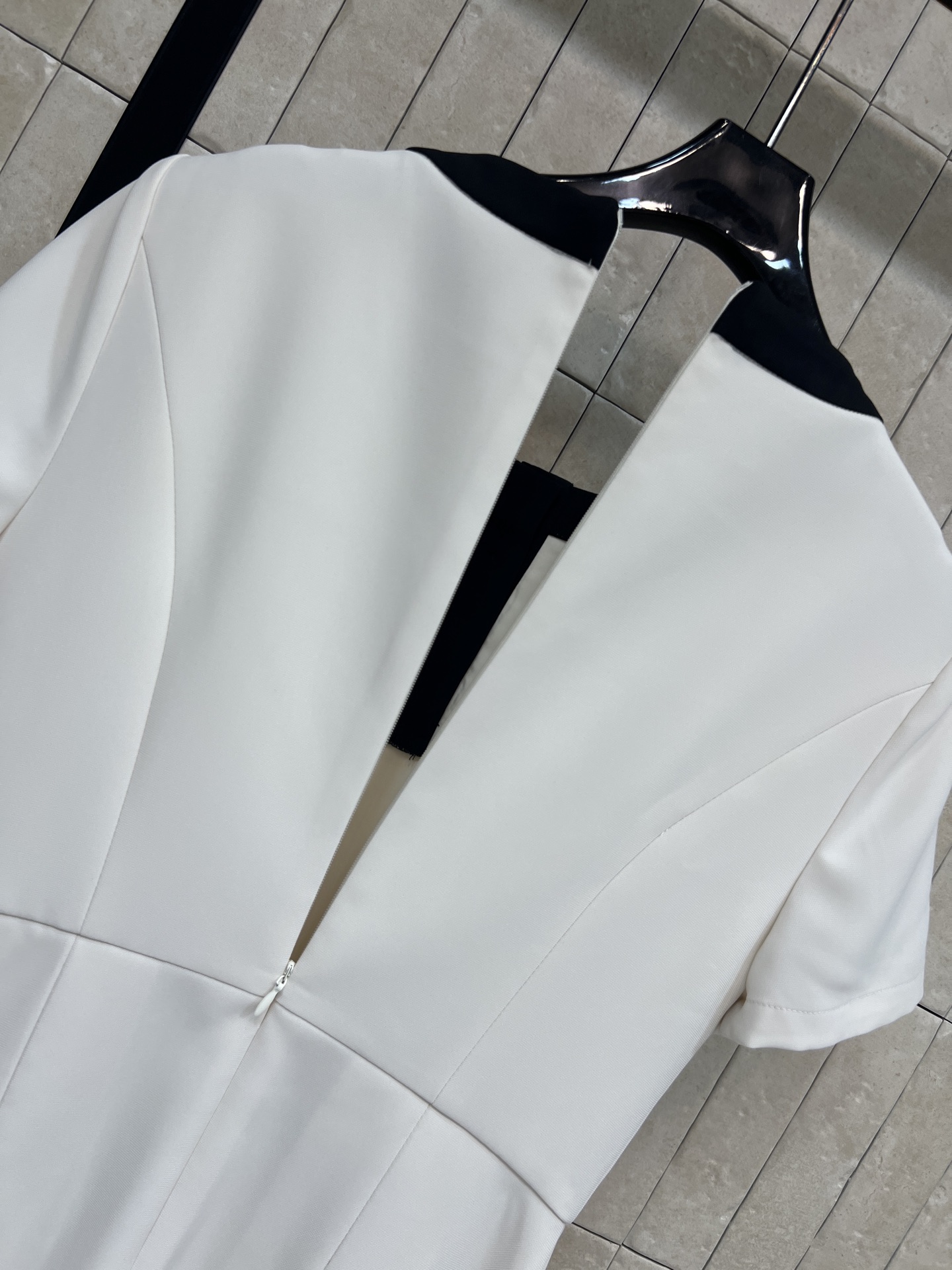 G家 26春夏新款 撞色百褶连衣裙​​ 白色主色+黑色圆领 简约优雅腰部撞色装饰口袋+金属纽扣 细节满分