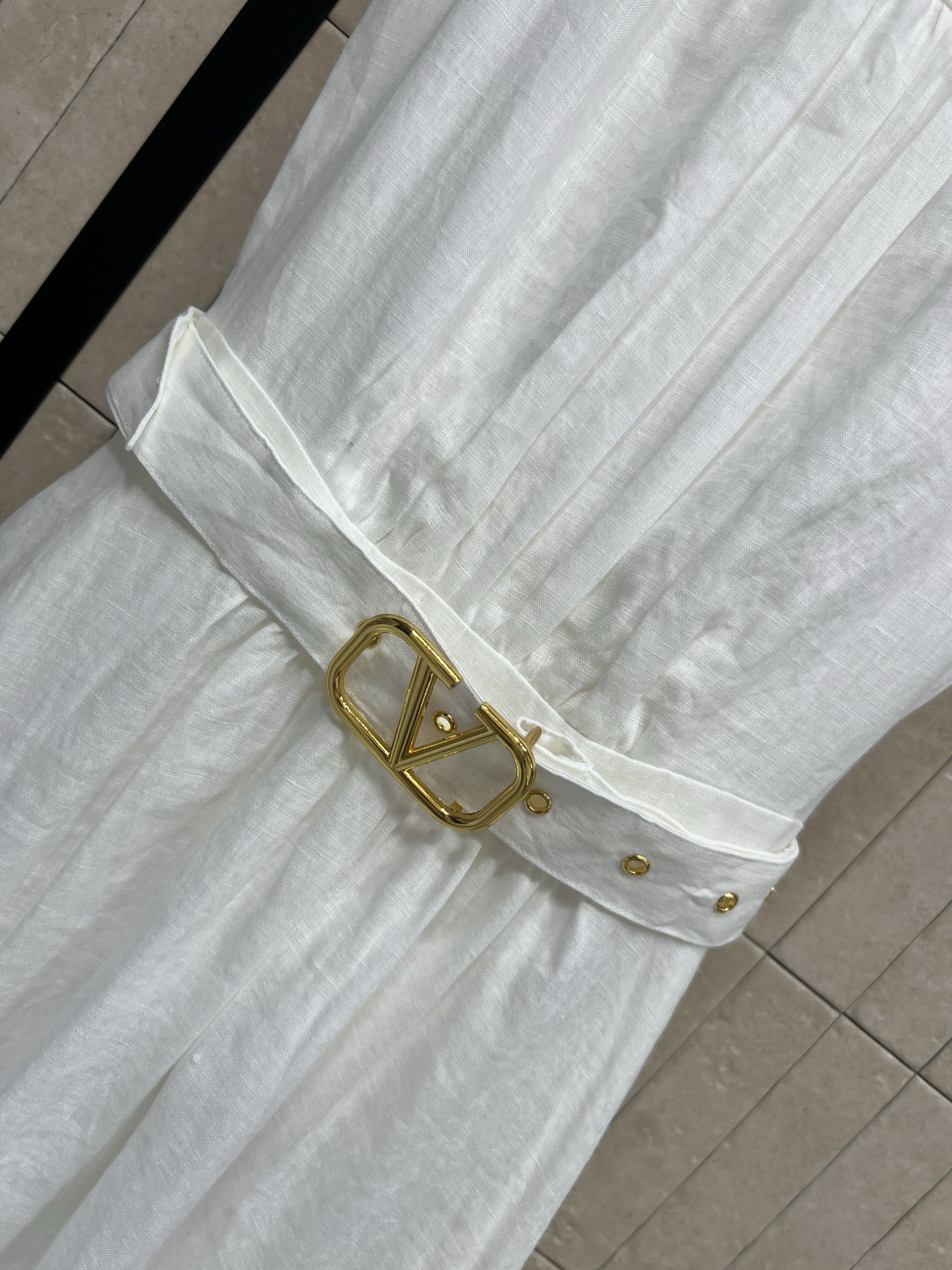 V家 26春夏新款 亚麻无袖连衣裙无袖背心+宽松H型剪裁 腰带可调节 轻松切换慵懒收腰风格 裙身简约 腰