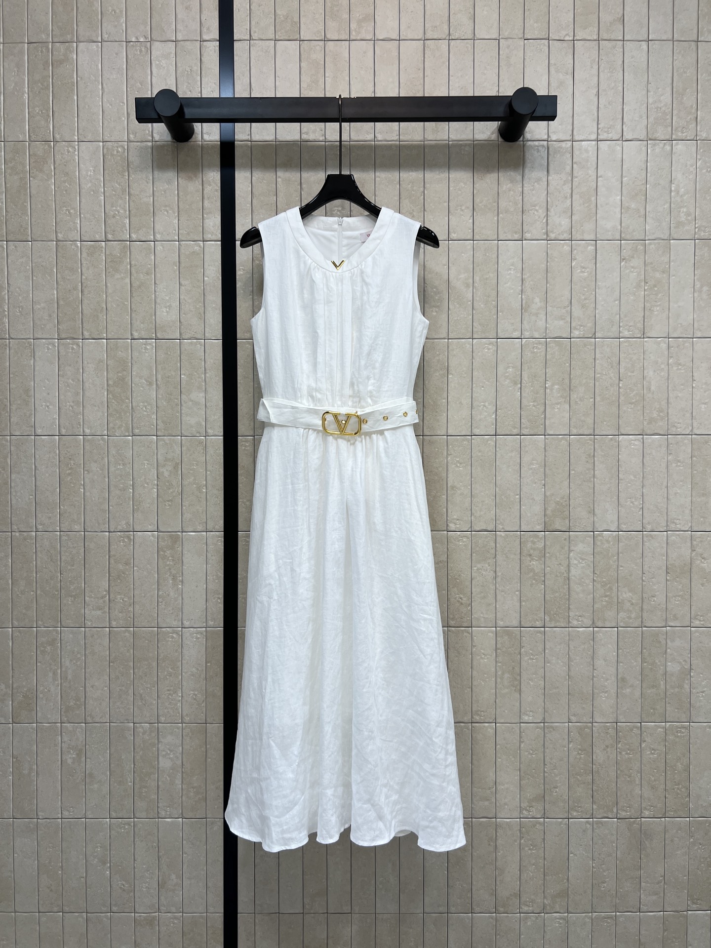 V家 26春夏新款 亚麻无袖连衣裙无袖背心+宽松H型剪裁 腰带可调节 轻松切换慵懒收腰风格 裙身简约 腰