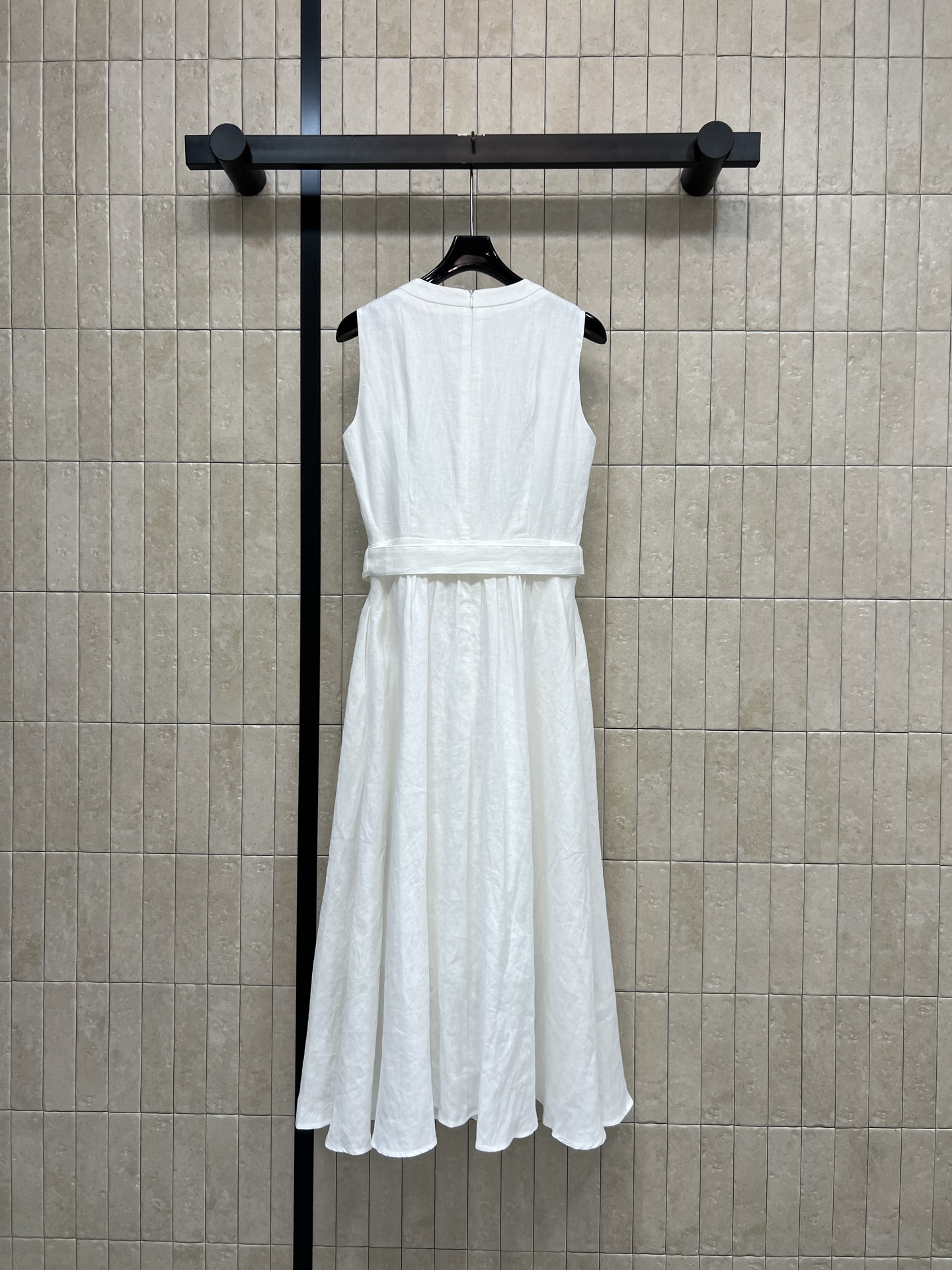 V家 26春夏新款 亚麻无袖连衣裙无袖背心+宽松H型剪裁 腰带可调节 轻松切换慵懒收腰风格 裙身简约 腰