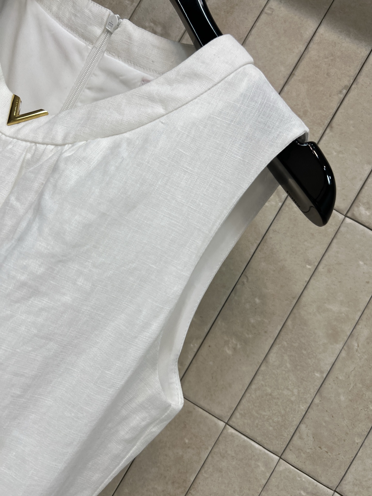 V家 26春夏新款 亚麻无袖连衣裙无袖背心+宽松H型剪裁 腰带可调节 轻松切换慵懒收腰风格 裙身简约 腰