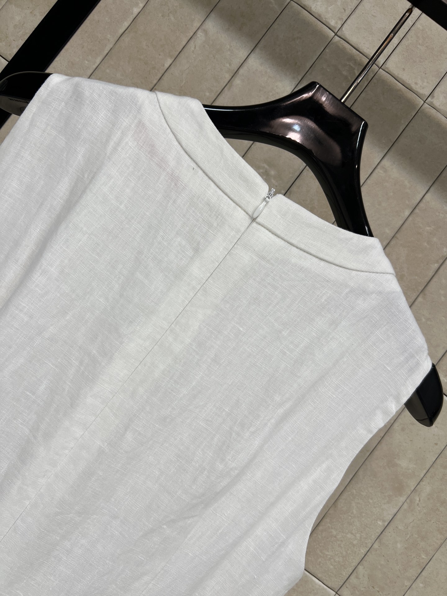 V家 26春夏新款 亚麻无袖连衣裙无袖背心+宽松H型剪裁 腰带可调节 轻松切换慵懒收腰风格 裙身简约 腰