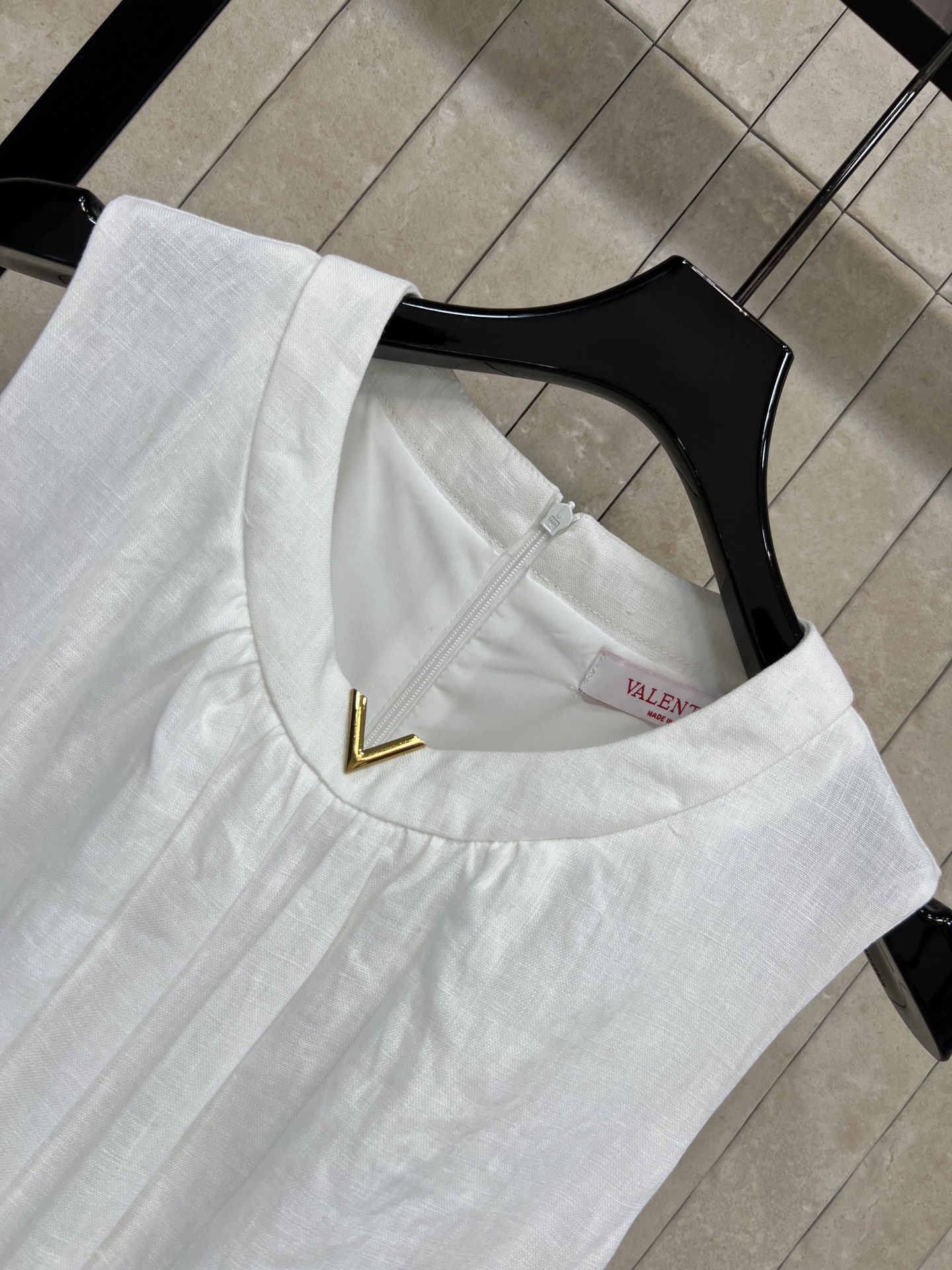 V家 26春夏新款 亚麻无袖连衣裙无袖背心+宽松H型剪裁 腰带可调节 轻松切换慵懒收腰风格 裙身简约 腰