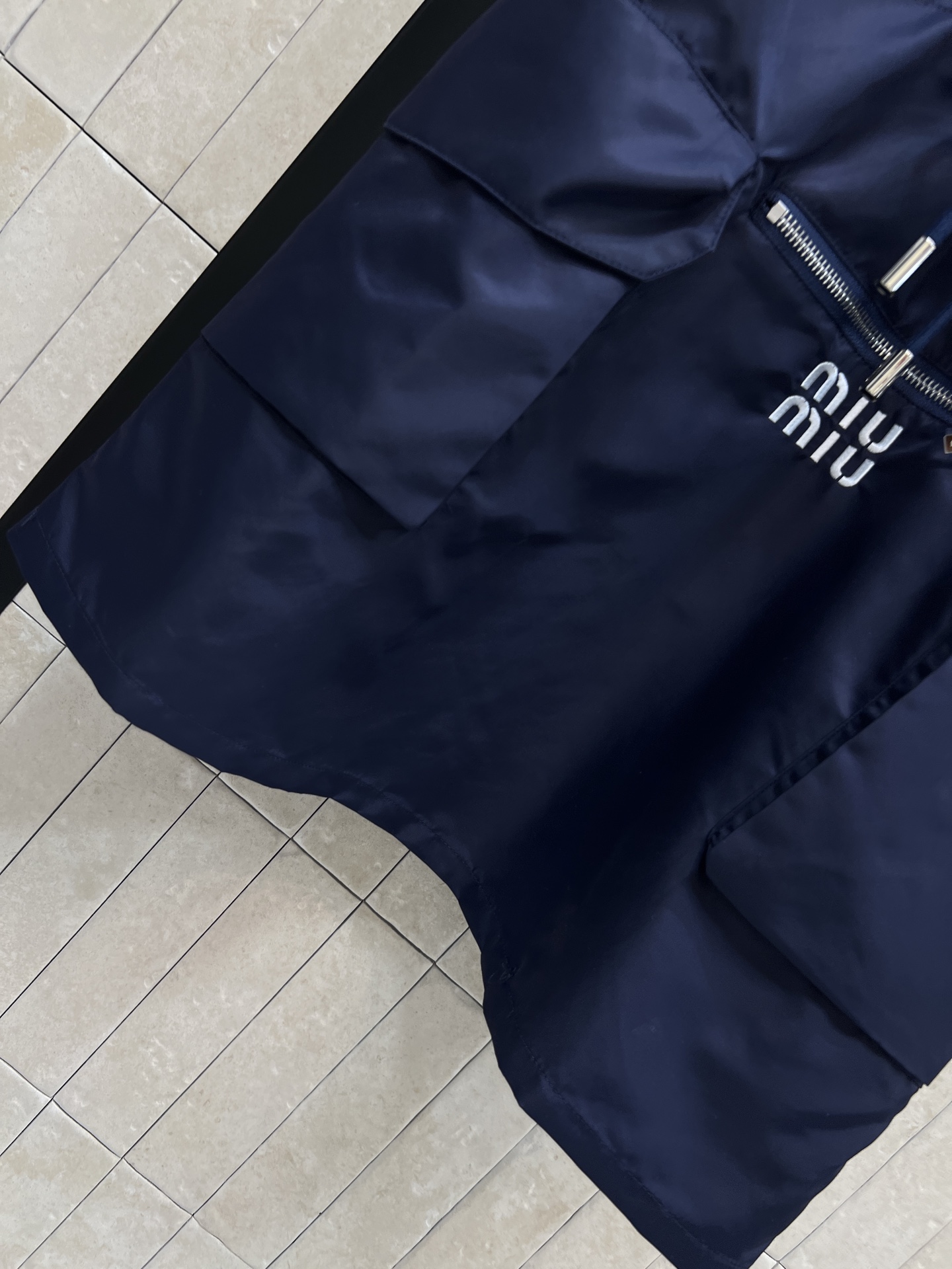 MIU家 26春夏新款 连帽收腰连衣裙 连帽抽绳设计+抽绳收腰 大口袋工装版型 半拉链设计 随性松弛不呆