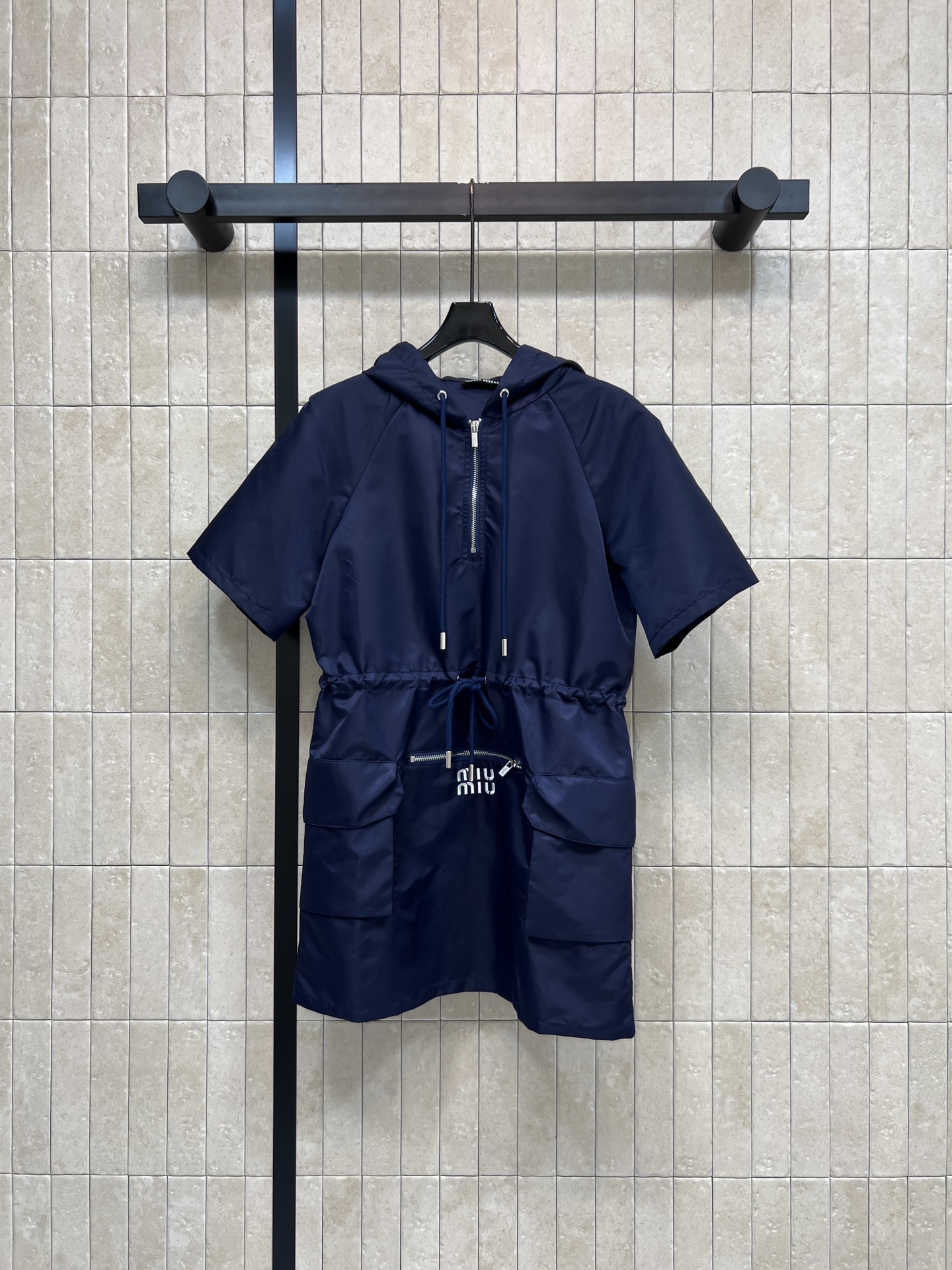 MIU家 26春夏新款 连帽收腰连衣裙 连帽抽绳设计+抽绳收腰 大口袋工装版型 半拉链设计 随性松弛不呆