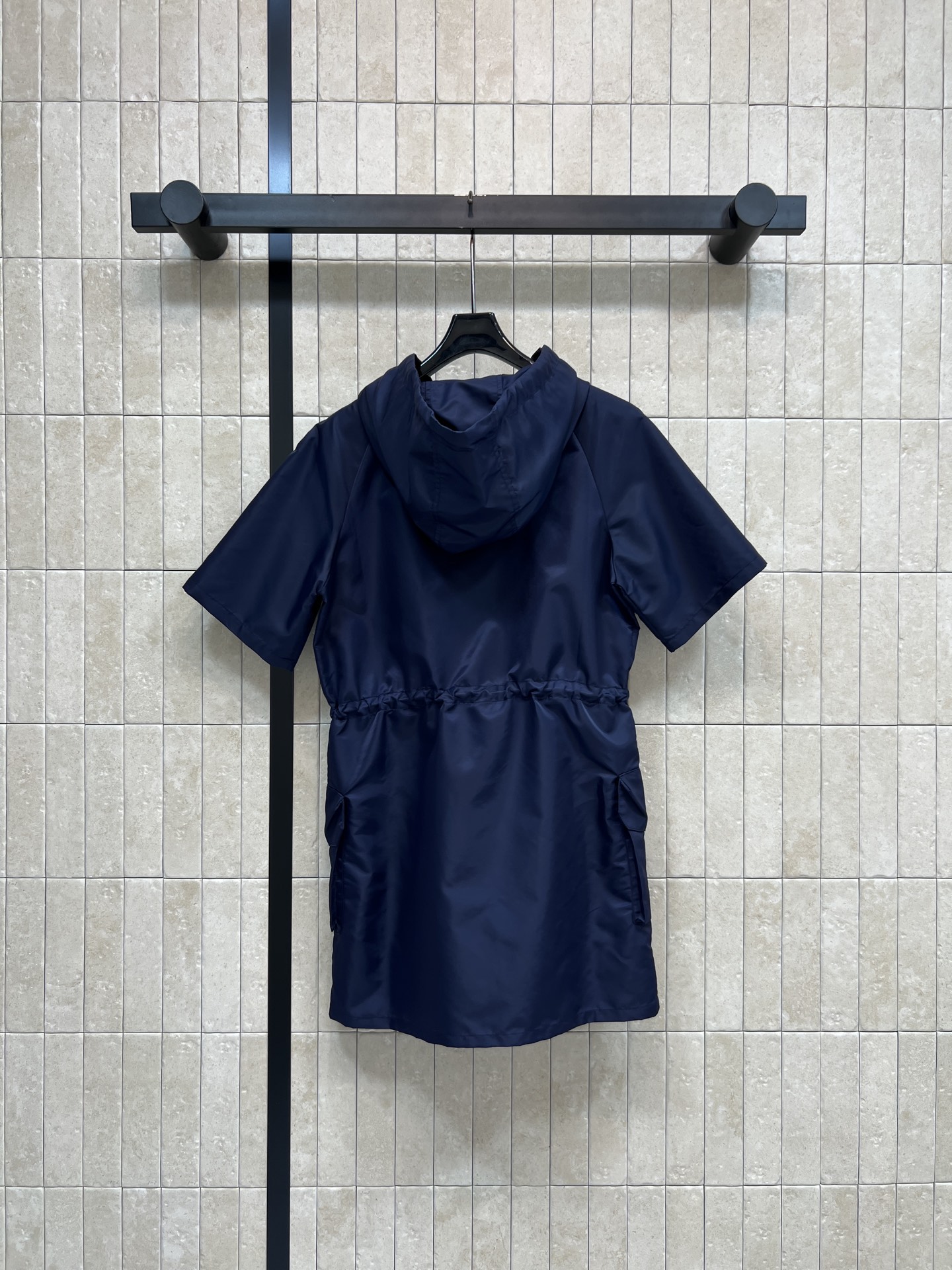 MIU家 26春夏新款 连帽收腰连衣裙 连帽抽绳设计+抽绳收腰 大口袋工装版型 半拉链设计 随性松弛不呆