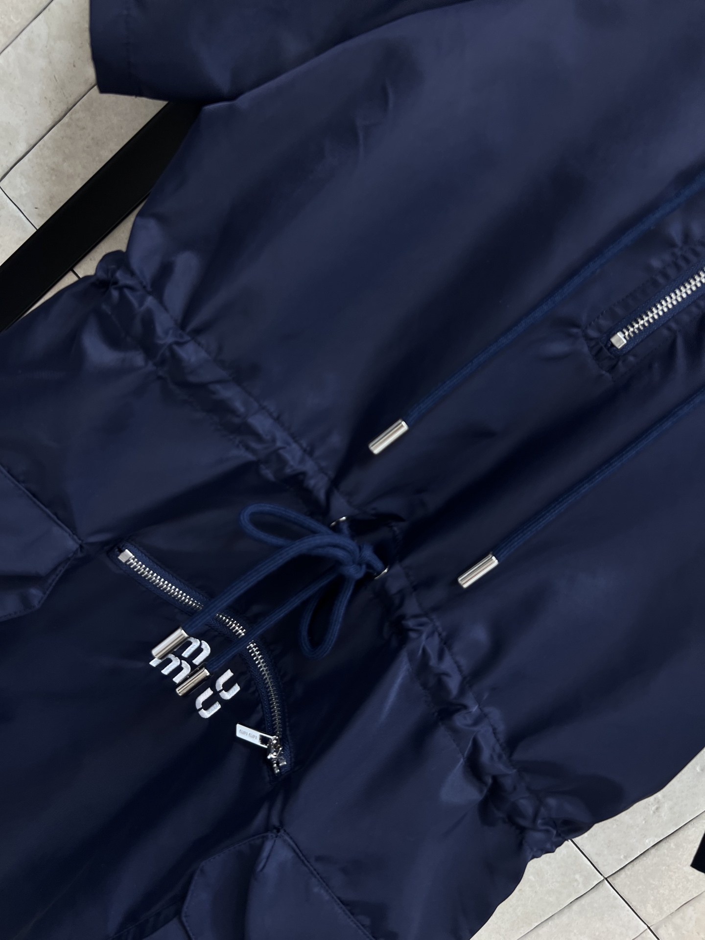 MIU家 26春夏新款 连帽收腰连衣裙 连帽抽绳设计+抽绳收腰 大口袋工装版型 半拉链设计 随性松弛不呆