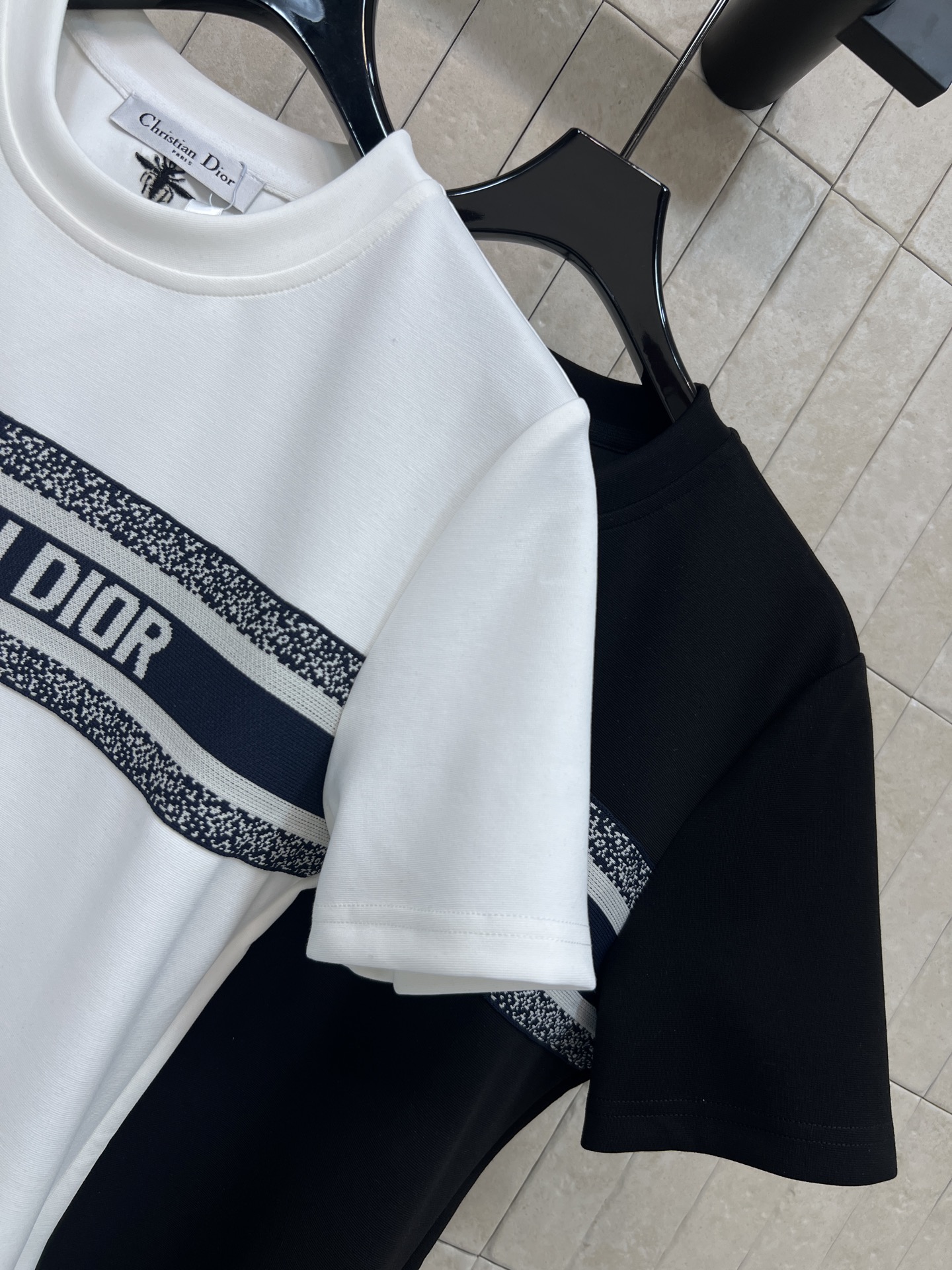 D家 26春夏新款 字母提花连衣裙 柔软面料 穿着舒适贴身 圆领短袖版型 松弛又利落 经典复古字母条纹 