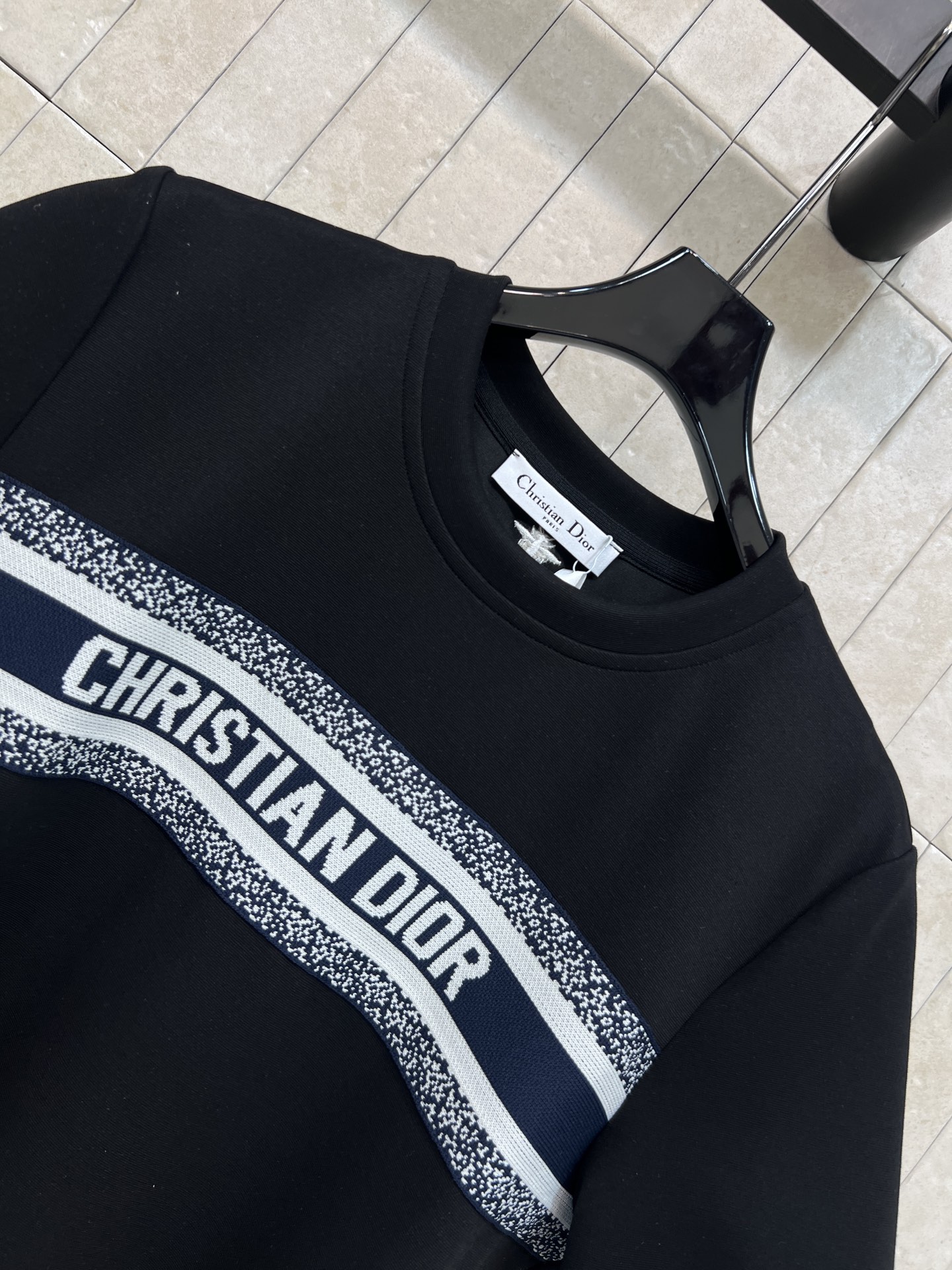 D家 26春夏新款 字母提花连衣裙 柔软面料 穿着舒适贴身 圆领短袖版型 松弛又利落 经典复古字母条纹 