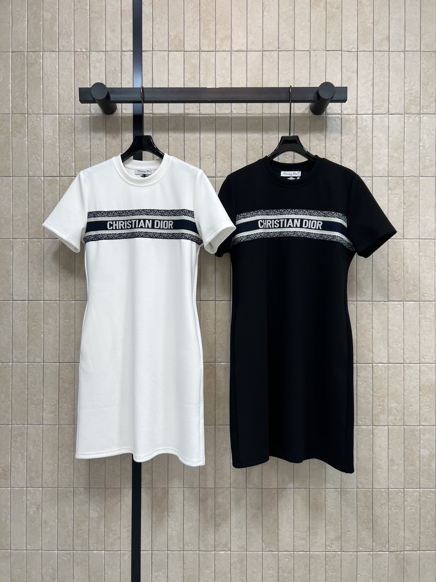 D家 26春夏新款 字母提花连衣裙 柔软面料 穿着舒适贴身 圆领短袖版型 松弛又利落 经典复古字母条纹 