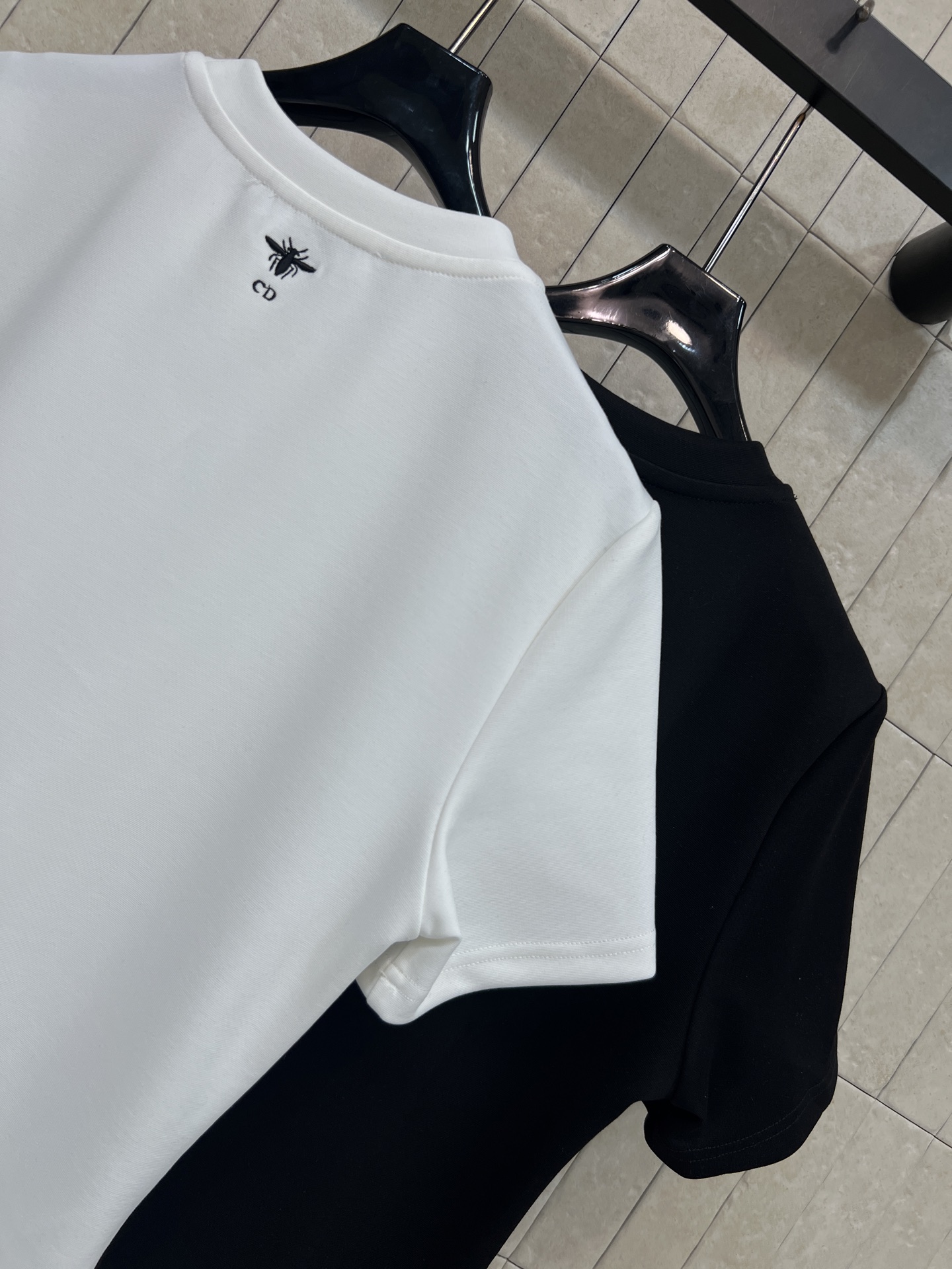 D家 26春夏新款 字母提花连衣裙 柔软面料 穿着舒适贴身 圆领短袖版型 松弛又利落 经典复古字母条纹 