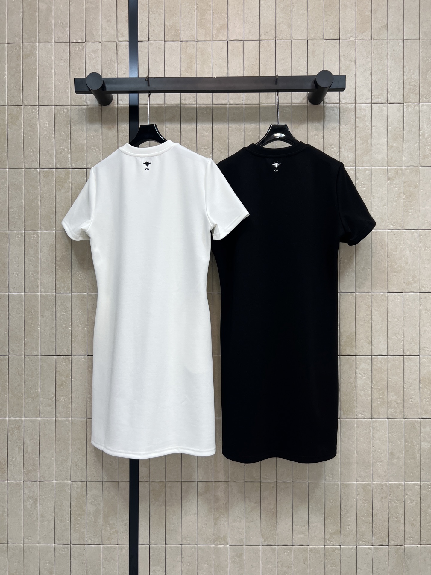 D家 26春夏新款 字母提花连衣裙 柔软面料 穿着舒适贴身 圆领短袖版型 松弛又利落 经典复古字母条纹 