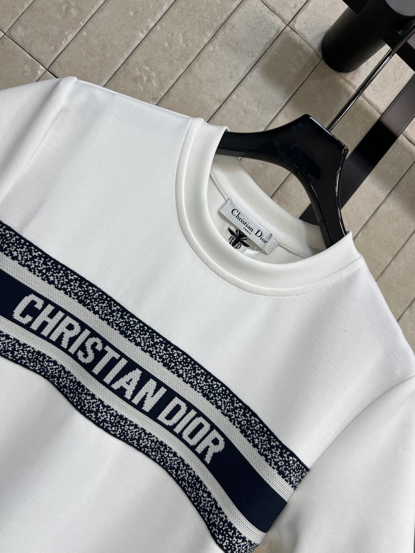 D家 26春夏新款 字母提花连衣裙 柔软面料 穿着舒适贴身 圆领短袖版型 松弛又利落 经典复古字母条纹 