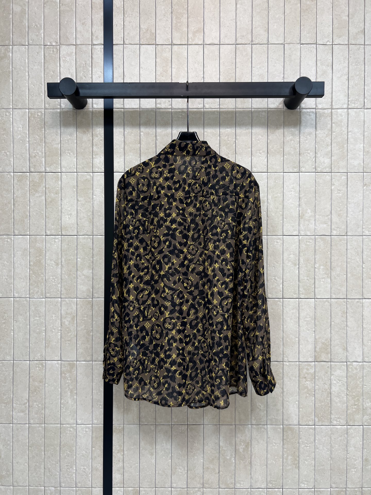 L家 26春夏新款 老花长袖衬衫 利落翻领正肩剪裁 宽松落袖版型 藏肉显瘦不臃肿 经典老花+豹纹元素 轻