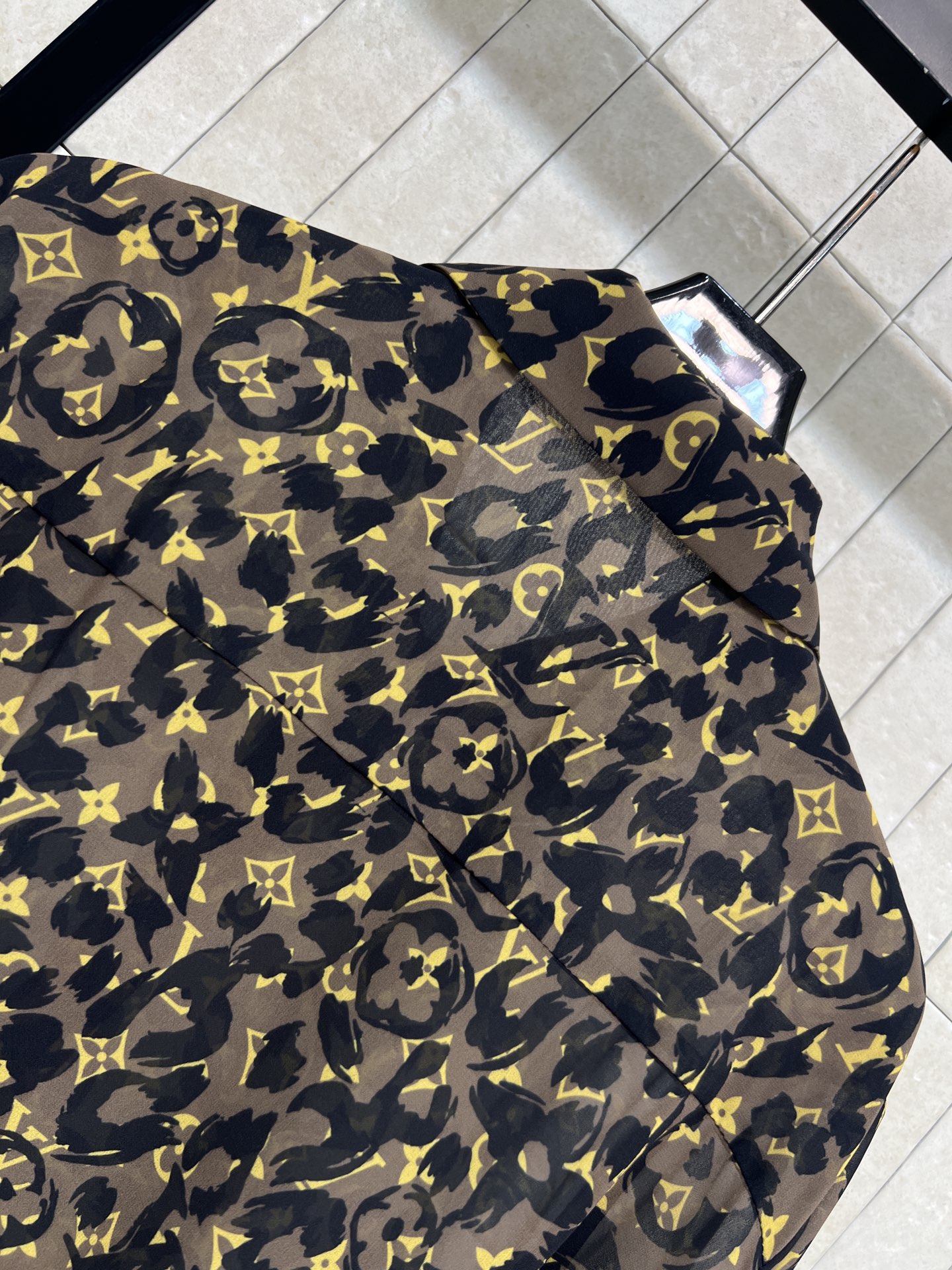 L家 26春夏新款 老花长袖衬衫 利落翻领正肩剪裁 宽松落袖版型 藏肉显瘦不臃肿 经典老花+豹纹元素 轻