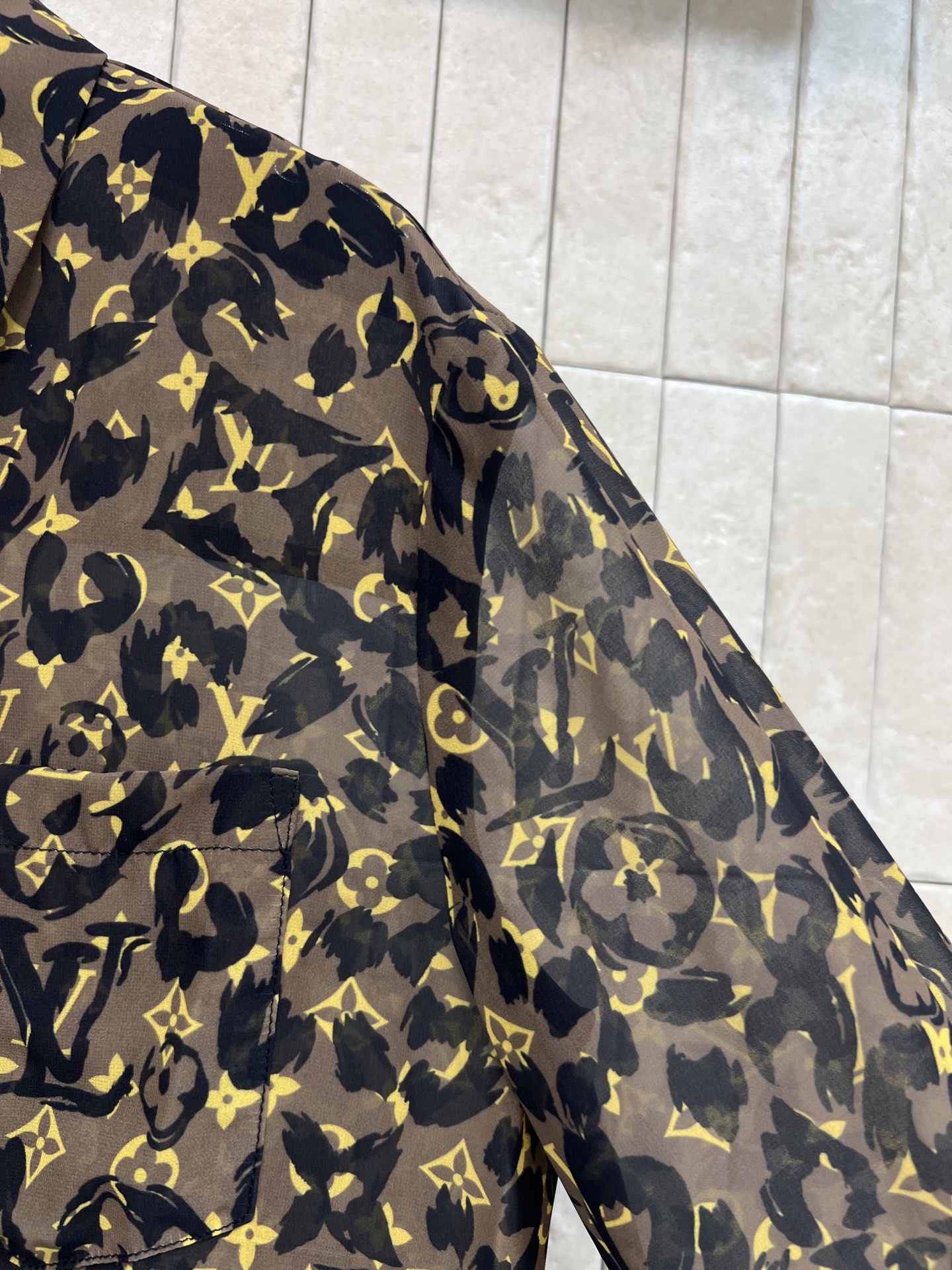 L家 26春夏新款 老花长袖衬衫 利落翻领正肩剪裁 宽松落袖版型 藏肉显瘦不臃肿 经典老花+豹纹元素 轻