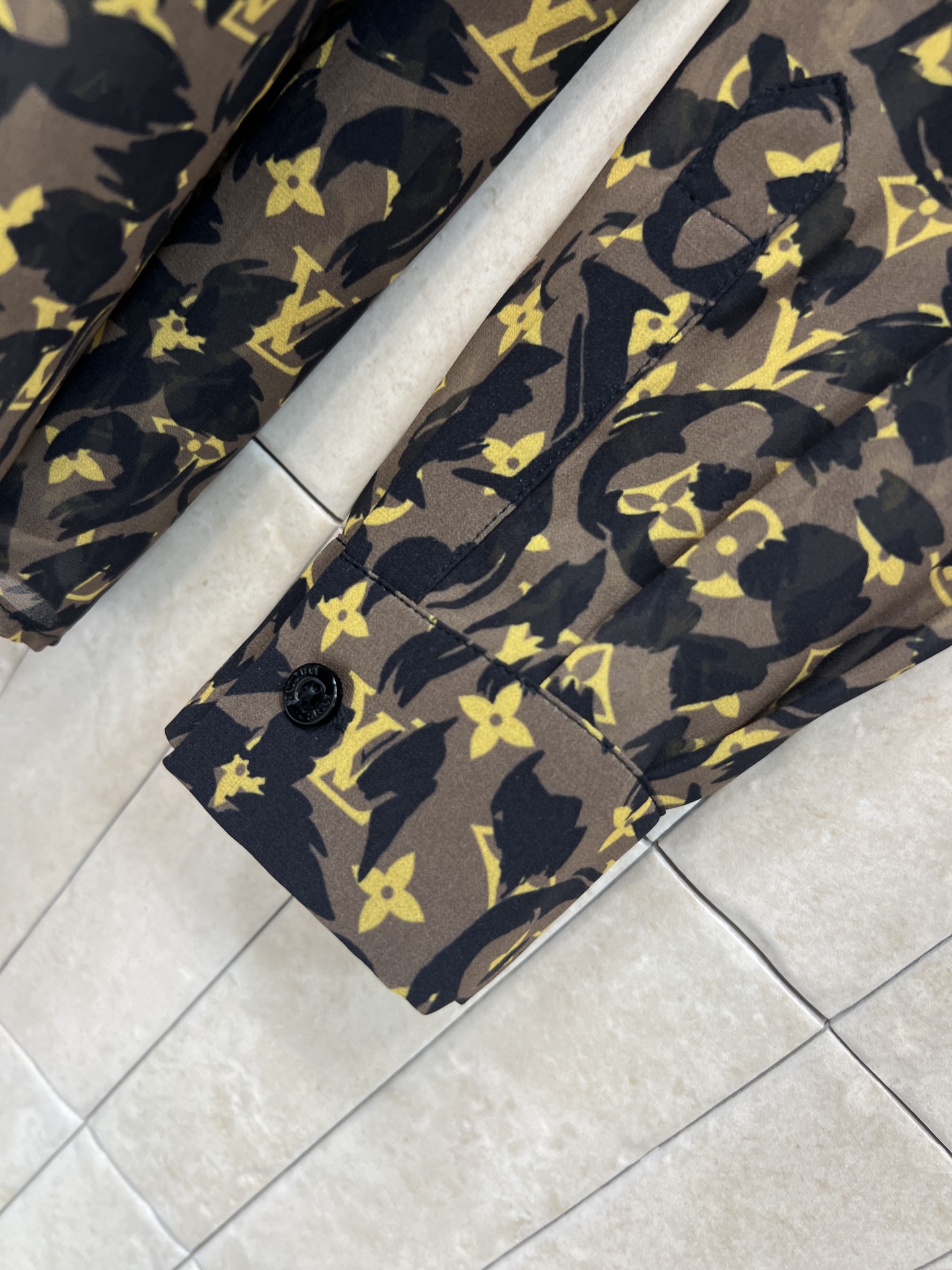 L家 26春夏新款 老花长袖衬衫 利落翻领正肩剪裁 宽松落袖版型 藏肉显瘦不臃肿 经典老花+豹纹元素 轻