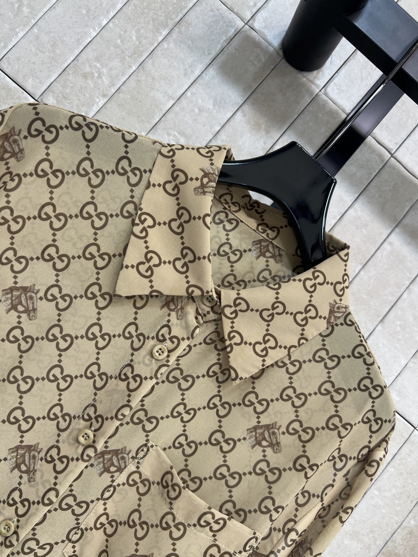 G家 26春夏新款 提花衬衫套装 经典双G老花设计 衬衫翻领长袖版型 剪裁宽松 休闲又优雅 高腰短裤同系