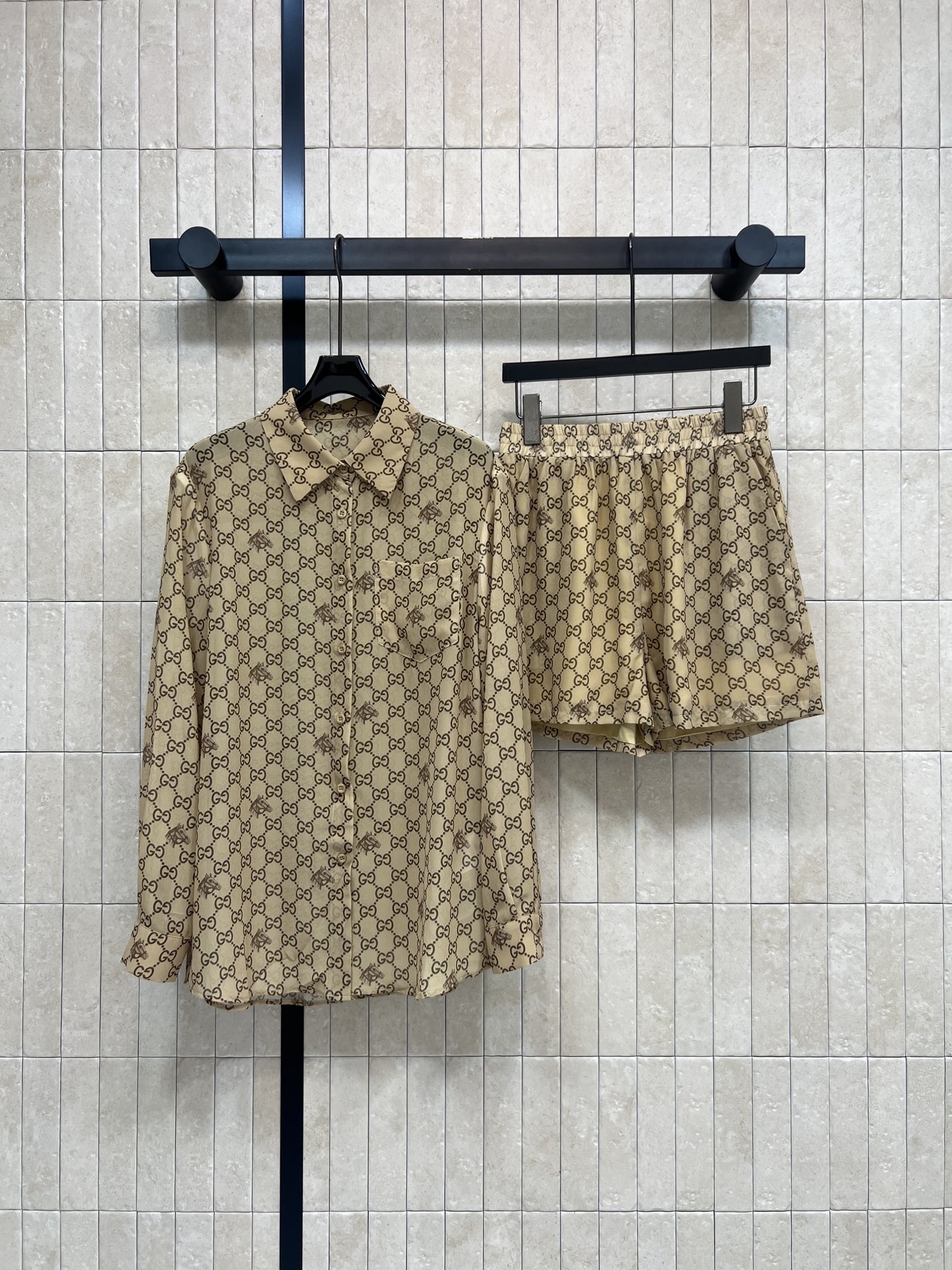 G家 26春夏新款 提花衬衫套装 经典双G老花设计 衬衫翻领长袖版型 剪裁宽松 休闲又优雅 高腰短裤同系