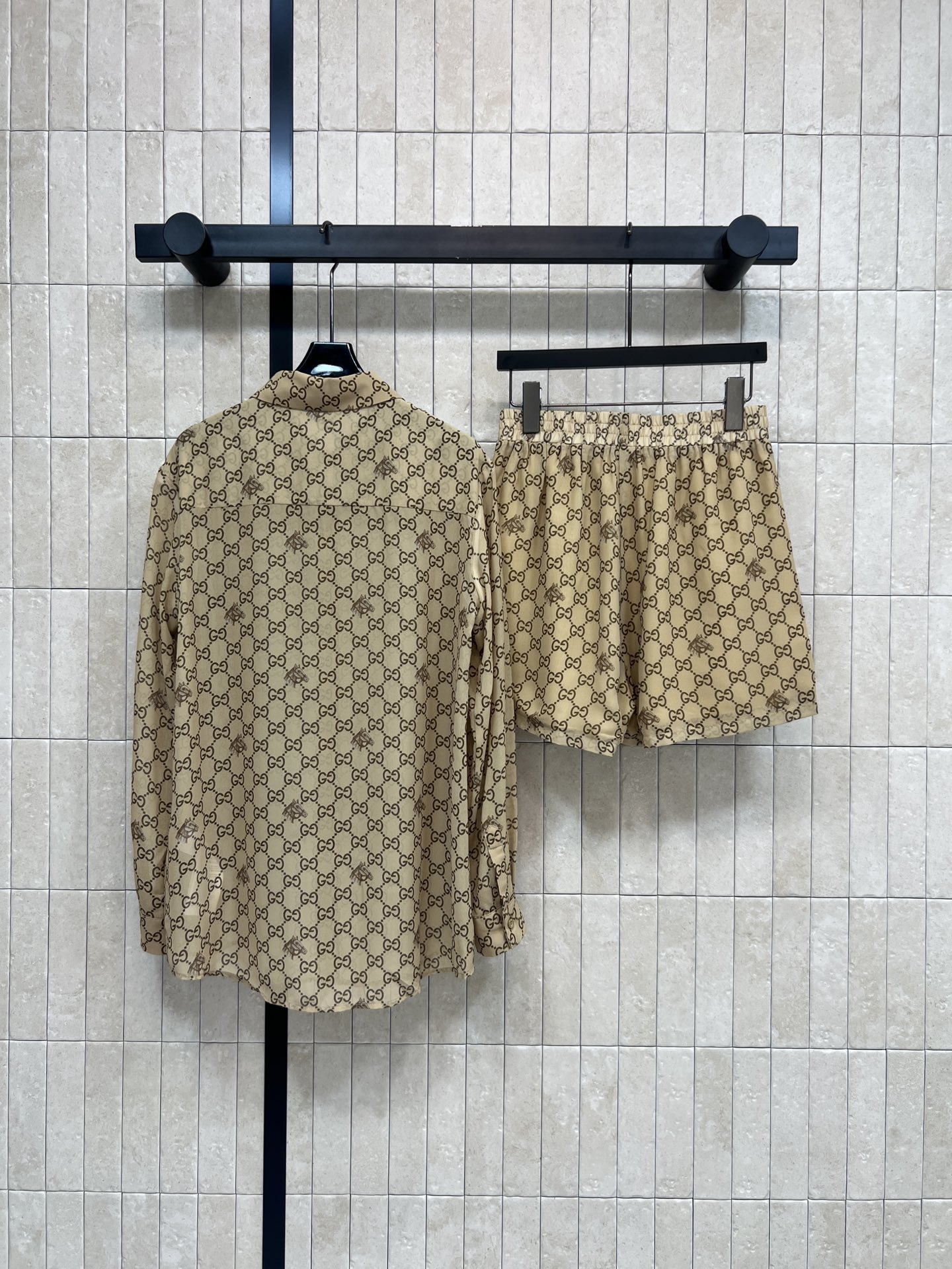 G家 26春夏新款 提花衬衫套装 经典双G老花设计 衬衫翻领长袖版型 剪裁宽松 休闲又优雅 高腰短裤同系