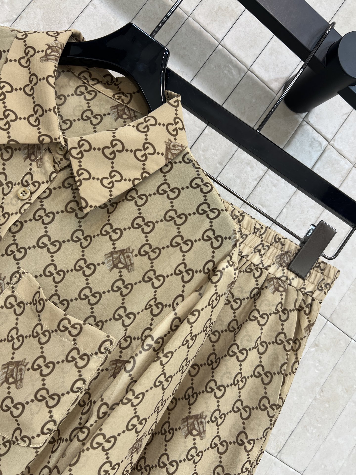 G家 26春夏新款 提花衬衫套装 经典双G老花设计 衬衫翻领长袖版型 剪裁宽松 休闲又优雅 高腰短裤同系