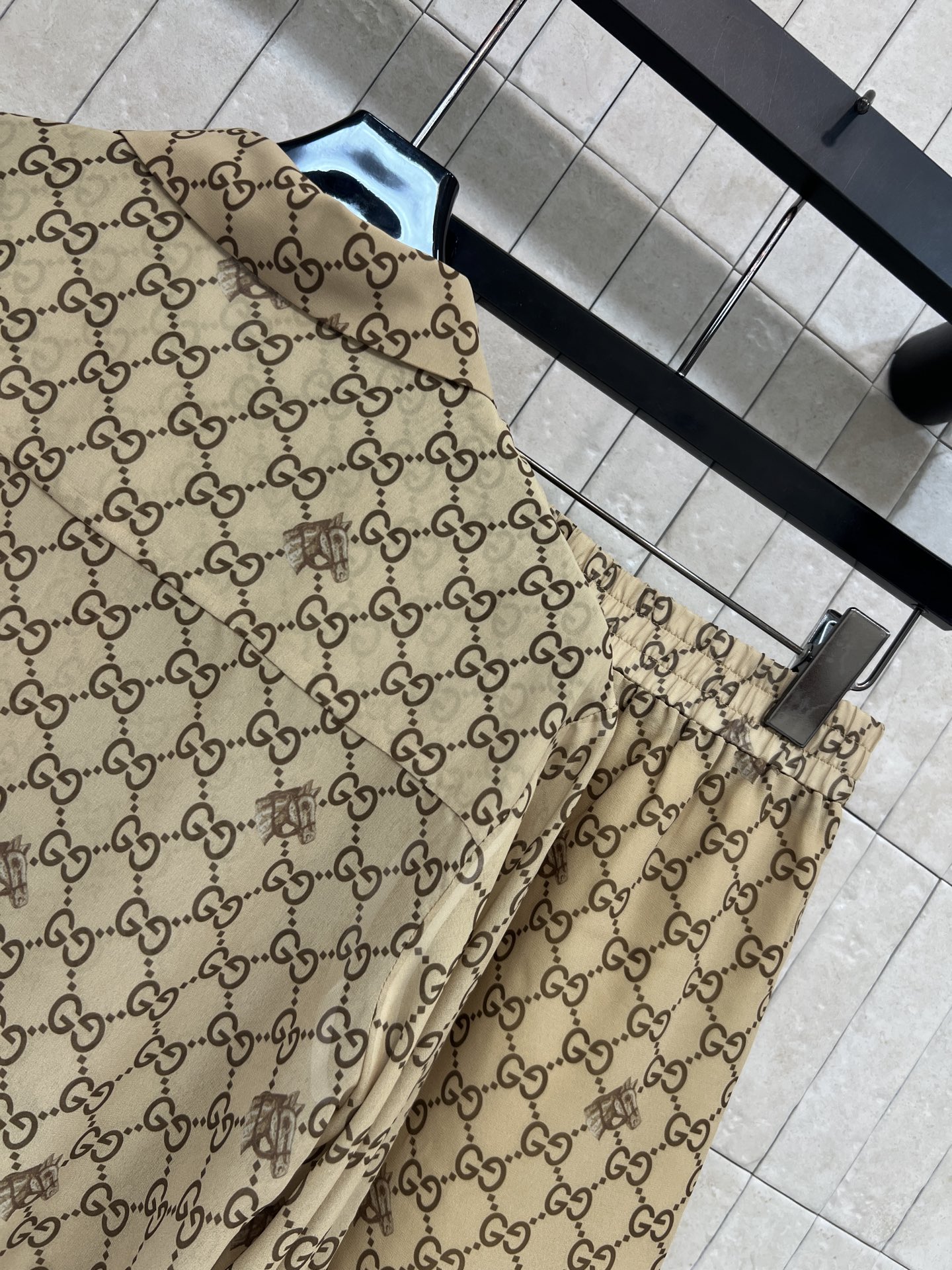 G家 26春夏新款 提花衬衫套装 经典双G老花设计 衬衫翻领长袖版型 剪裁宽松 休闲又优雅 高腰短裤同系