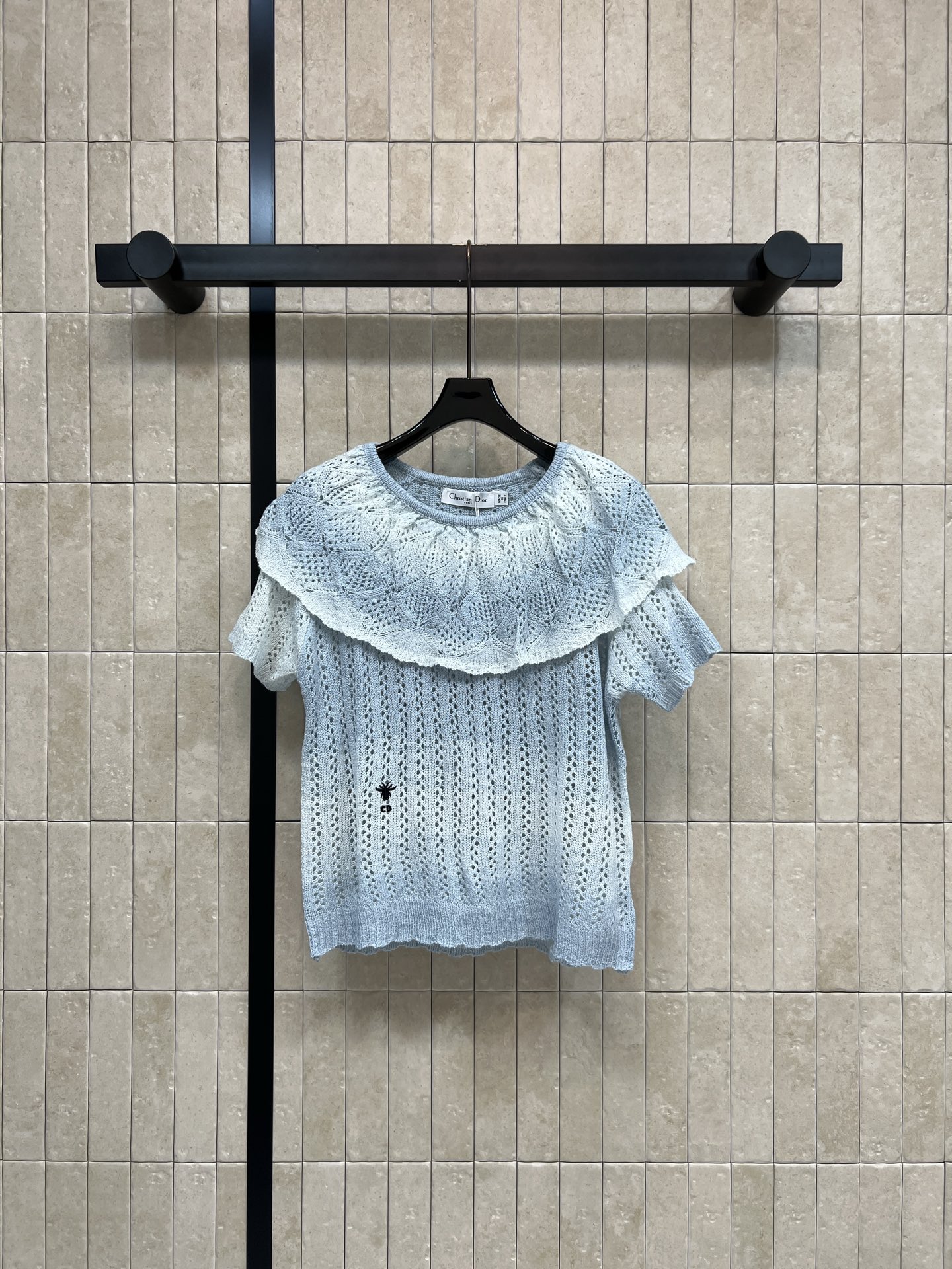 D家 26春夏新款 镂空针织短袖 荷叶边领口复古又浪漫 通透镂空针织 透气不闷肤 小众精致刺绣细节 低调