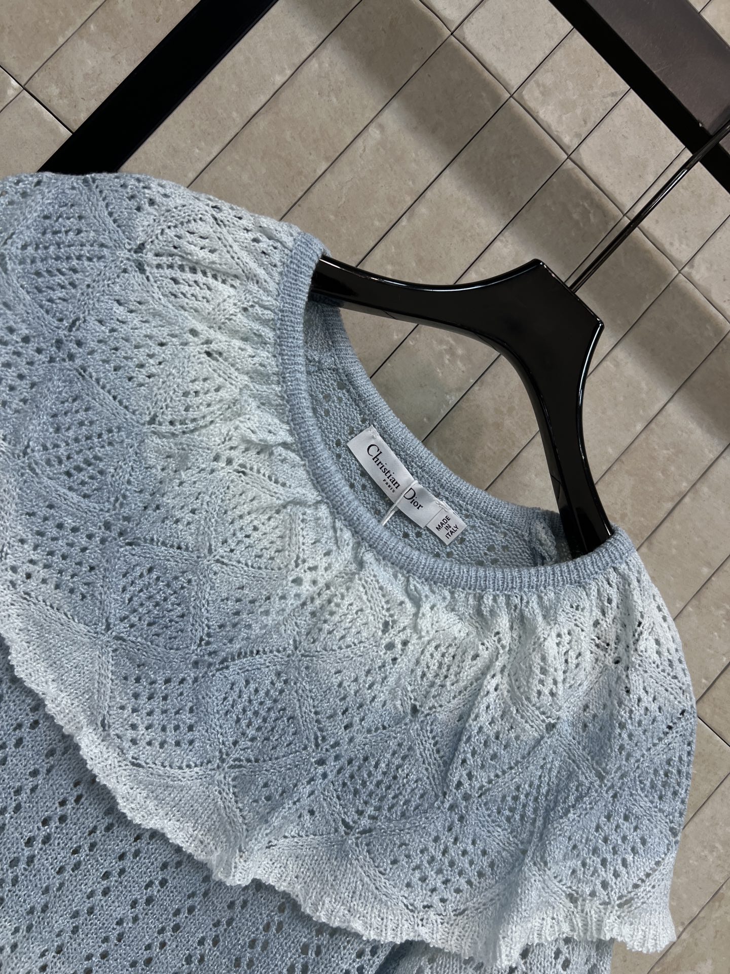 D家 26春夏新款 镂空针织短袖 荷叶边领口复古又浪漫 通透镂空针织 透气不闷肤 小众精致刺绣细节 低调