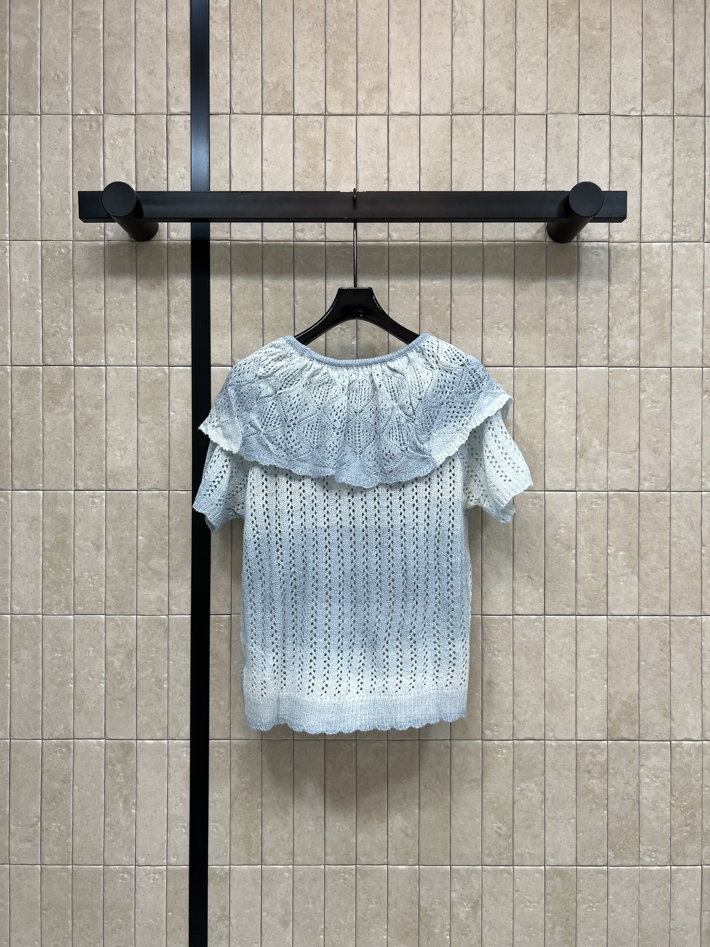 D家 26春夏新款 镂空针织短袖 荷叶边领口复古又浪漫 通透镂空针织 透气不闷肤 小众精致刺绣细节 低调