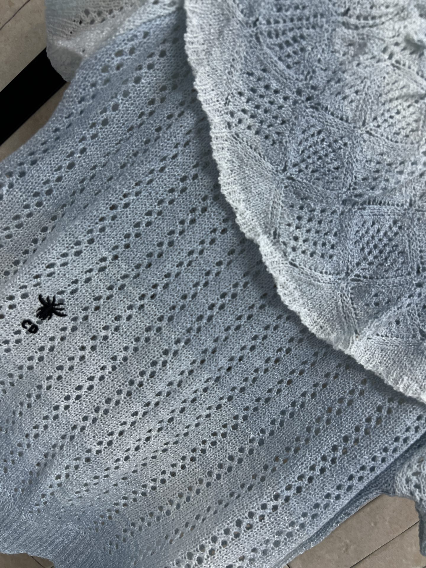 D家 26春夏新款 镂空针织短袖 荷叶边领口复古又浪漫 通透镂空针织 透气不闷肤 小众精致刺绣细节 低调