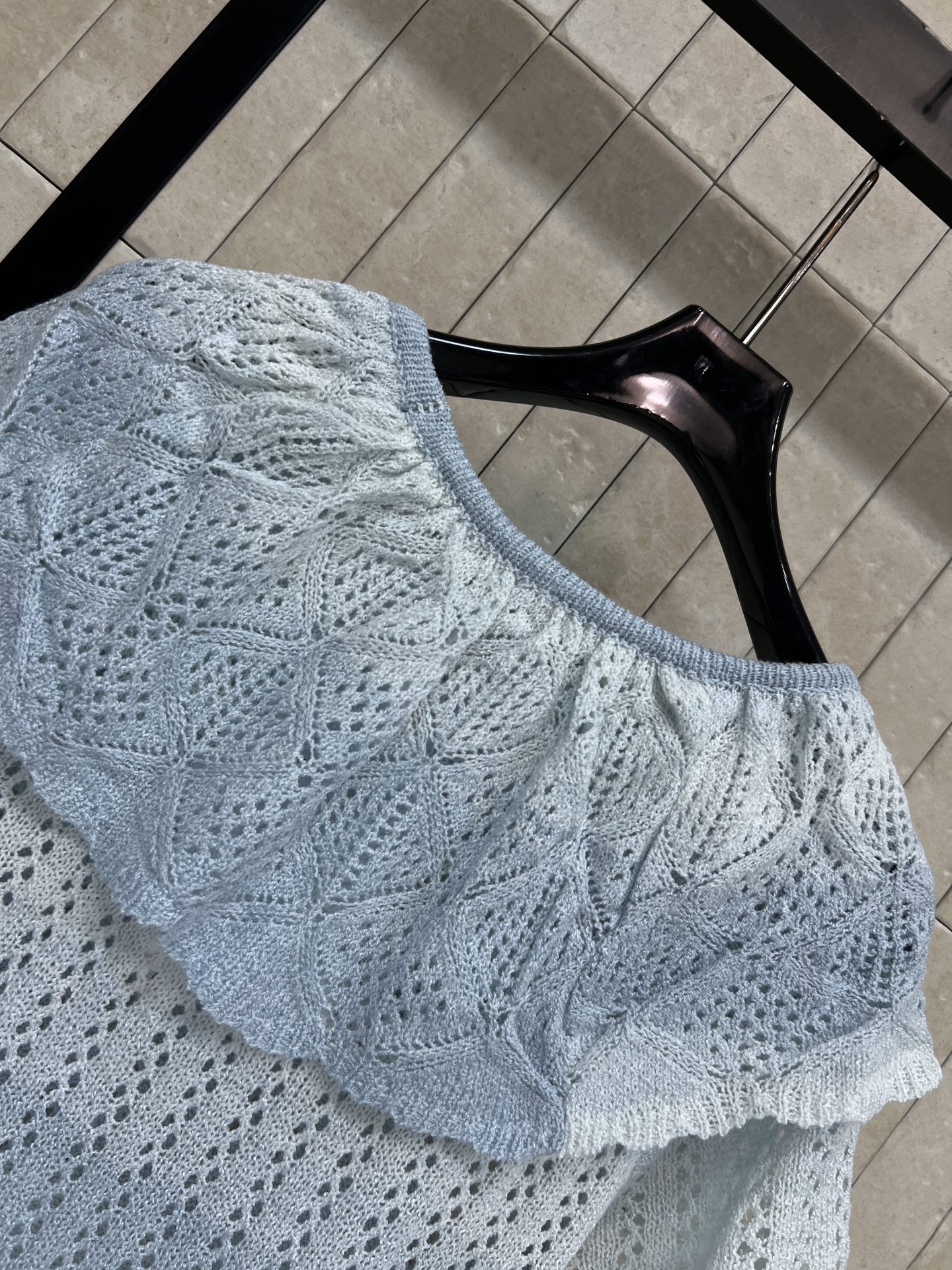 D家 26春夏新款 镂空针织短袖 荷叶边领口复古又浪漫 通透镂空针织 透气不闷肤 小众精致刺绣细节 低调