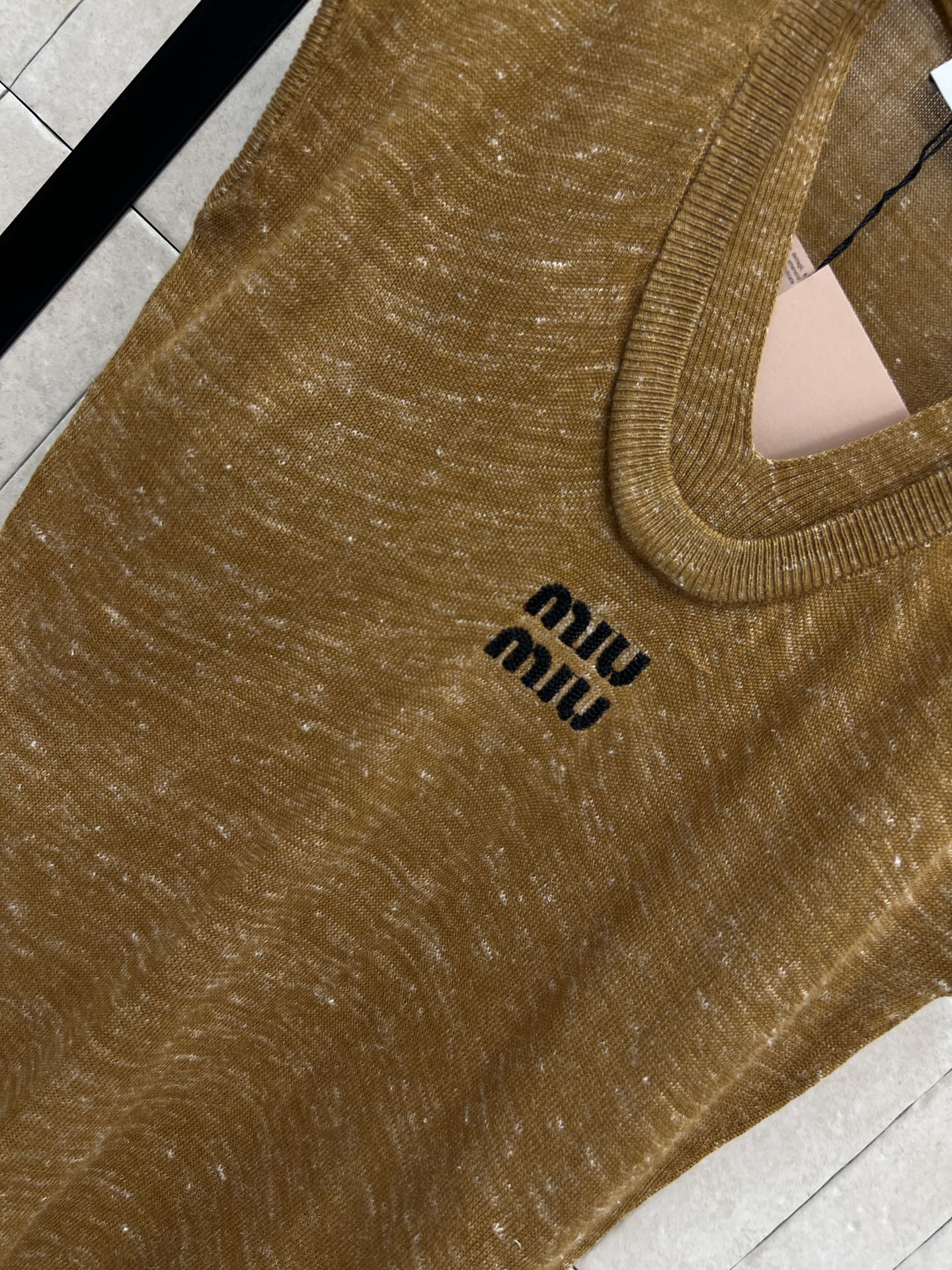 MIU家 26春夏新款 V领背心T恤 大V领无袖设计 胸前logo刺绣点缀 超有辨识度 裁剪简约大气 无