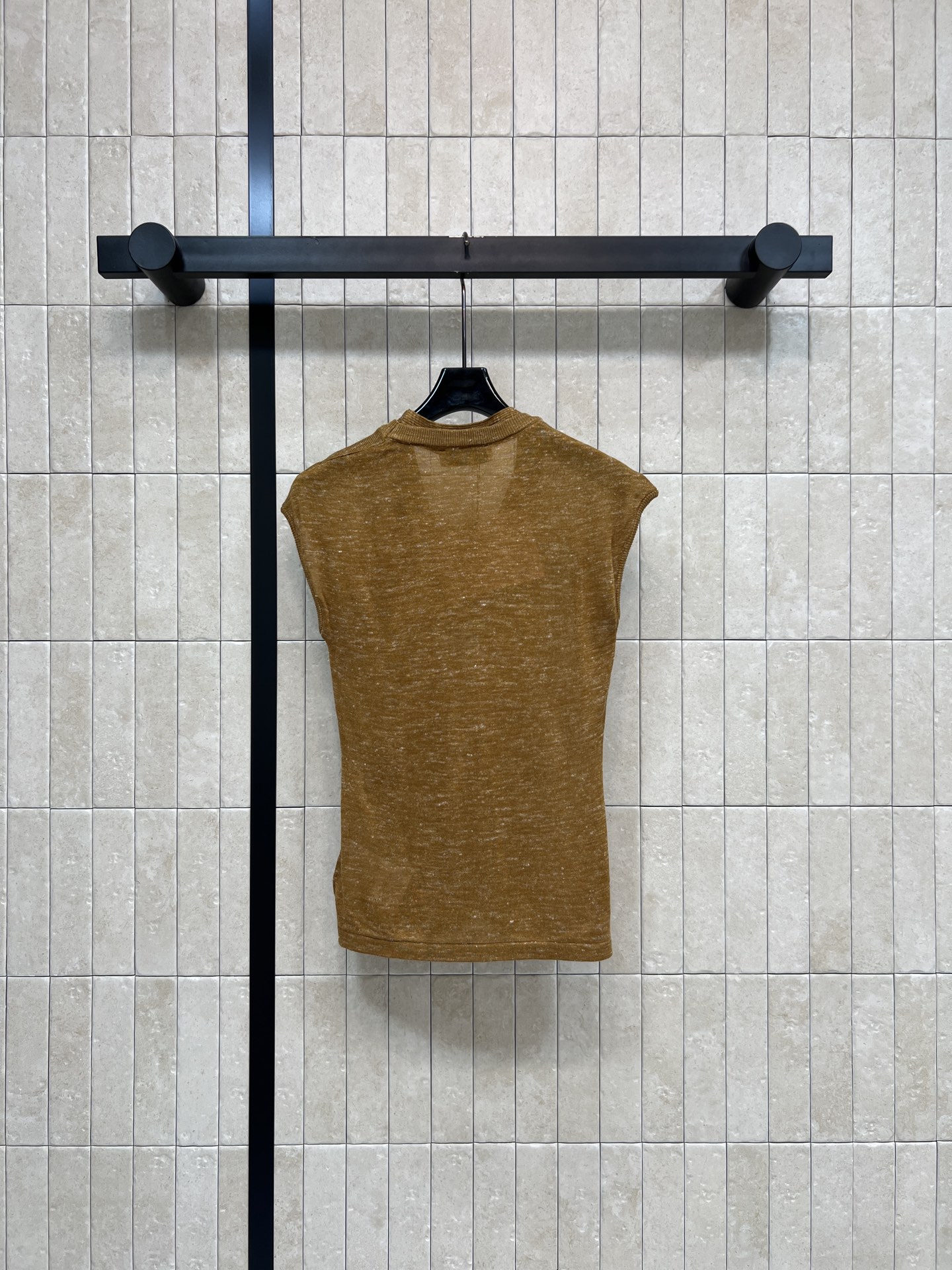 MIU家 26春夏新款 V领背心T恤 大V领无袖设计 胸前logo刺绣点缀 超有辨识度 裁剪简约大气 无