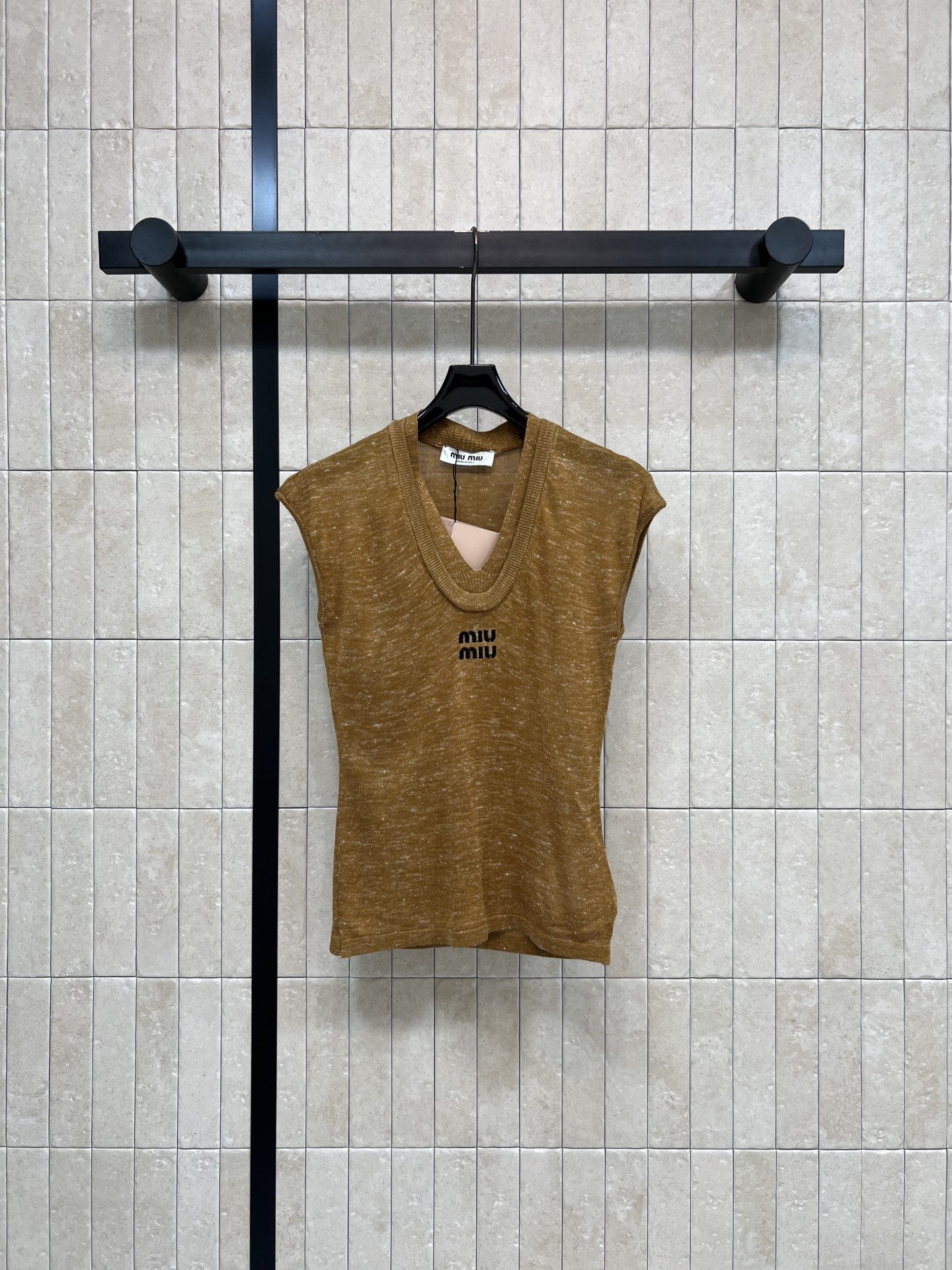 MIU家 26春夏新款 V领背心T恤 大V领无袖设计 胸前logo刺绣点缀 超有辨识度 裁剪简约大气 无