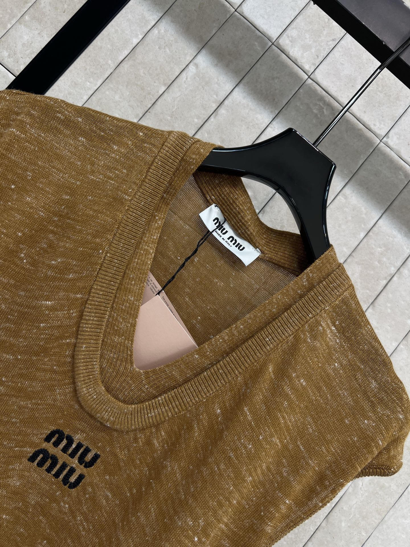 MIU家 26春夏新款 V领背心T恤 大V领无袖设计 胸前logo刺绣点缀 超有辨识度 裁剪简约大气 无