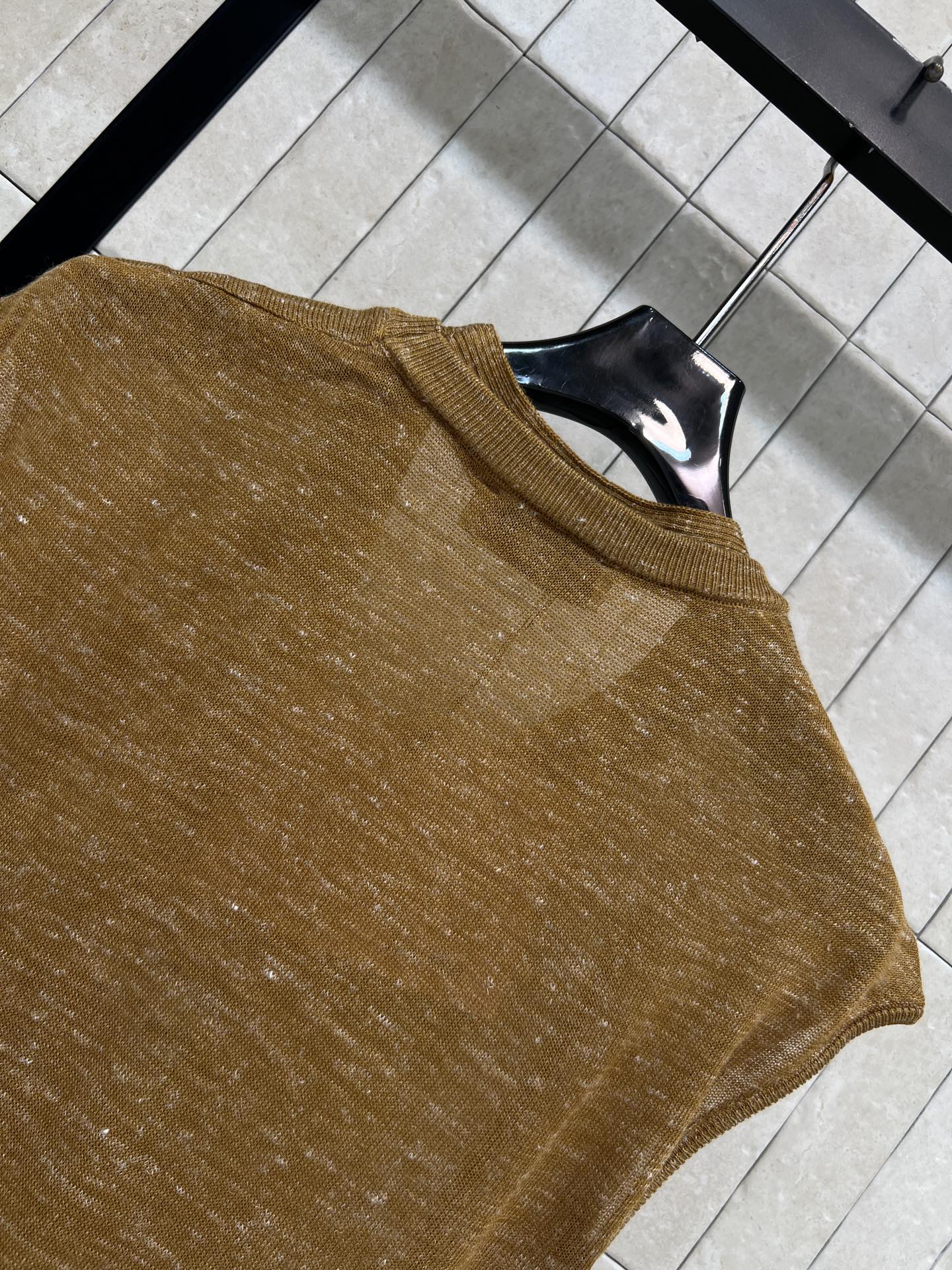 MIU家 26春夏新款 V领背心T恤 大V领无袖设计 胸前logo刺绣点缀 超有辨识度 裁剪简约大气 无