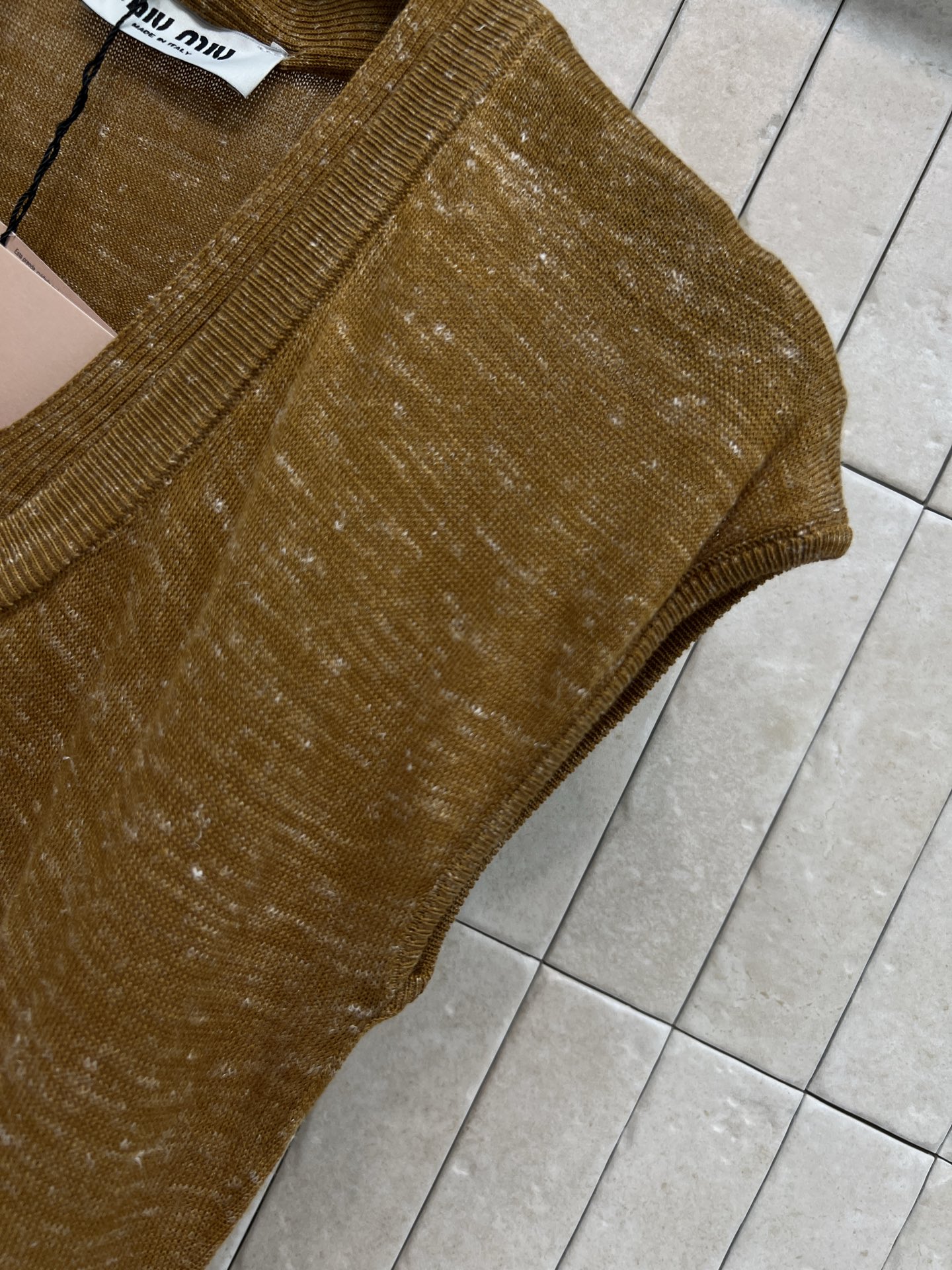 MIU家 26春夏新款 V领背心T恤 大V领无袖设计 胸前logo刺绣点缀 超有辨识度 裁剪简约大气 无