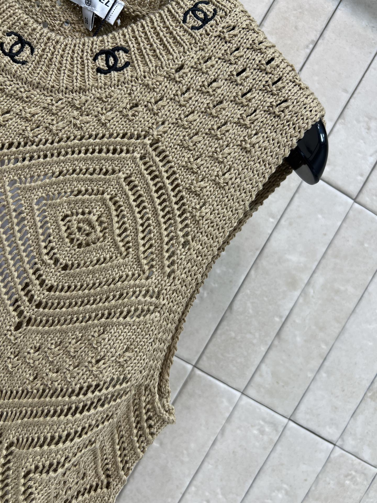 C家 26春夏新款 镂空针织马甲 领口双C精致点缀 氛围感拉满 透气镂空编织 春夏不闷不厚重 圆领无袖版