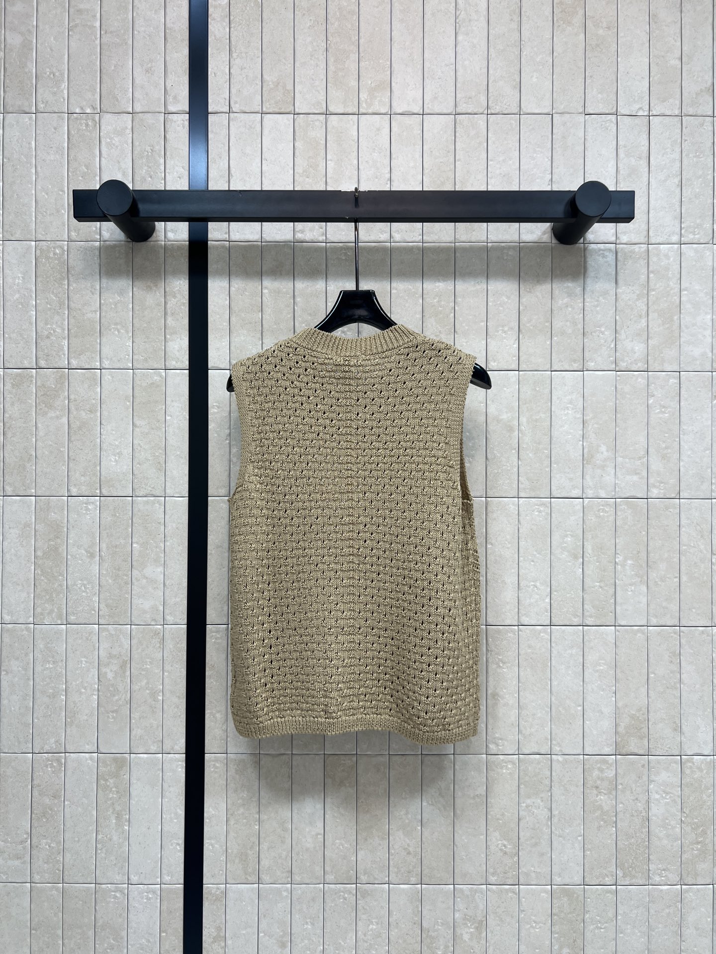 C家 26春夏新款 镂空针织马甲 领口双C精致点缀 氛围感拉满 透气镂空编织 春夏不闷不厚重 圆领无袖版