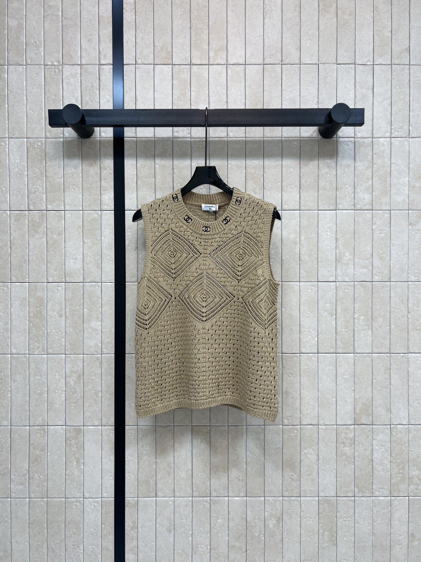 C家 26春夏新款 镂空针织马甲 领口双C精致点缀 氛围感拉满 透气镂空编织 春夏不闷不厚重 圆领无袖版