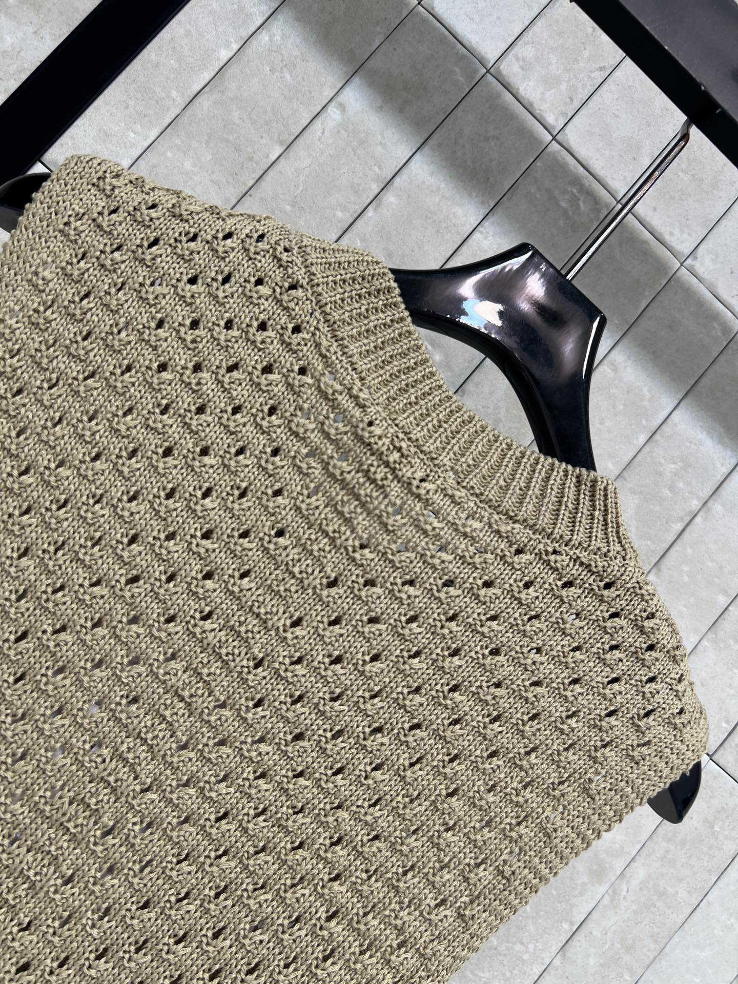 C家 26春夏新款 镂空针织马甲 领口双C精致点缀 氛围感拉满 透气镂空编织 春夏不闷不厚重 圆领无袖版