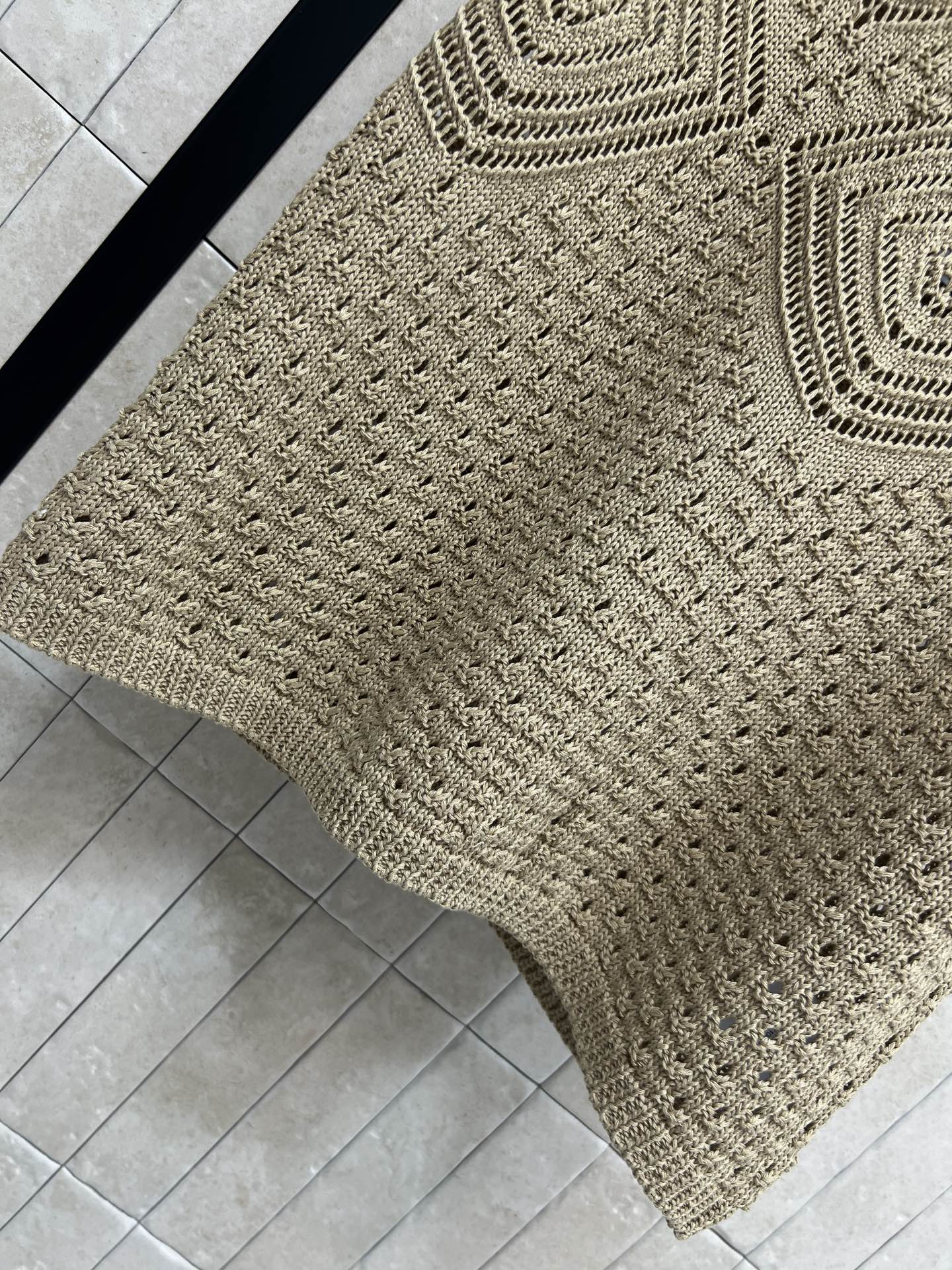 C家 26春夏新款 镂空针织马甲 领口双C精致点缀 氛围感拉满 透气镂空编织 春夏不闷不厚重 圆领无袖版