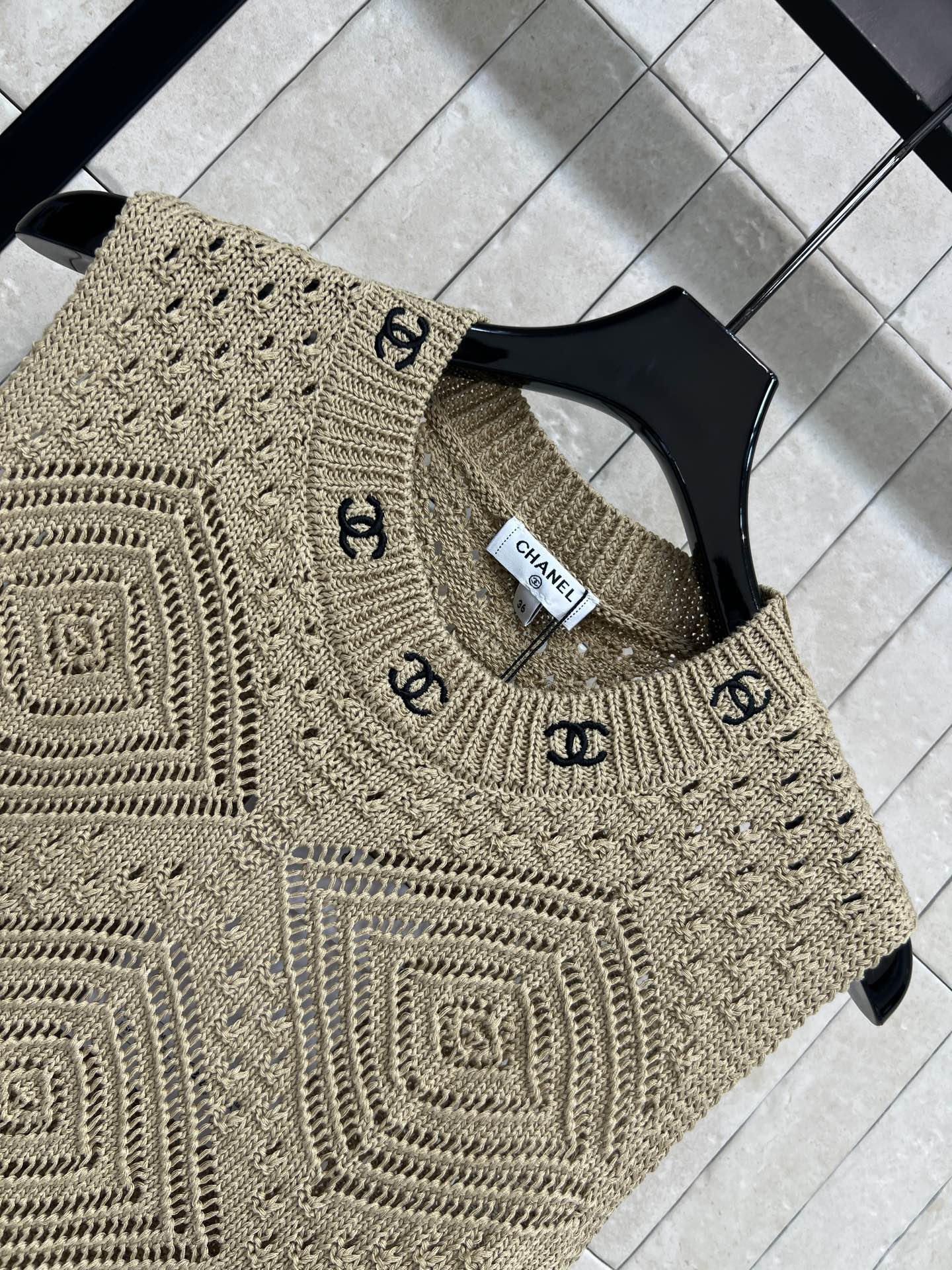 C家 26春夏新款 镂空针织马甲 领口双C精致点缀 氛围感拉满 透气镂空编织 春夏不闷不厚重 圆领无袖版