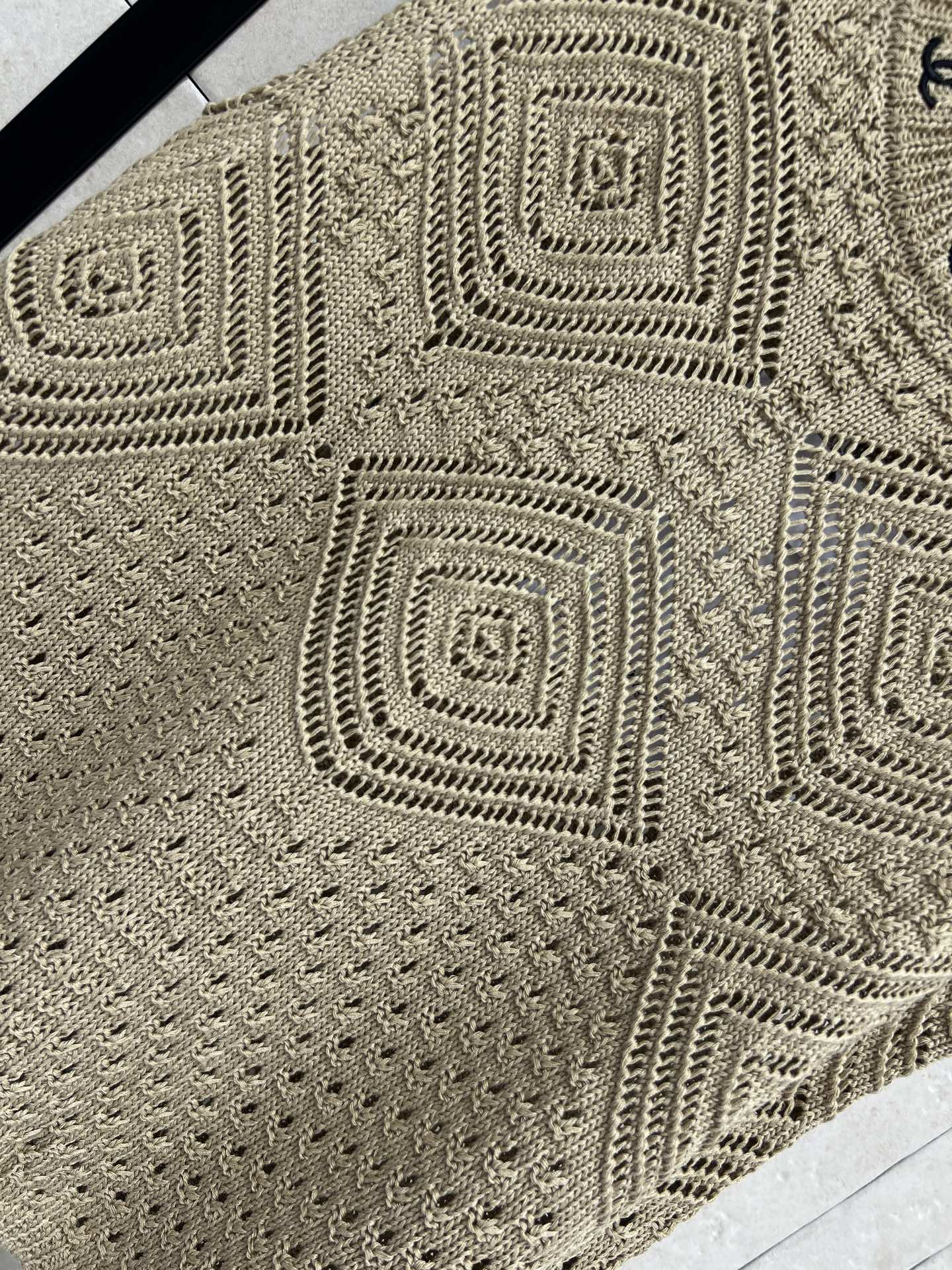 C家 26春夏新款 镂空针织马甲 领口双C精致点缀 氛围感拉满 透气镂空编织 春夏不闷不厚重 圆领无袖版