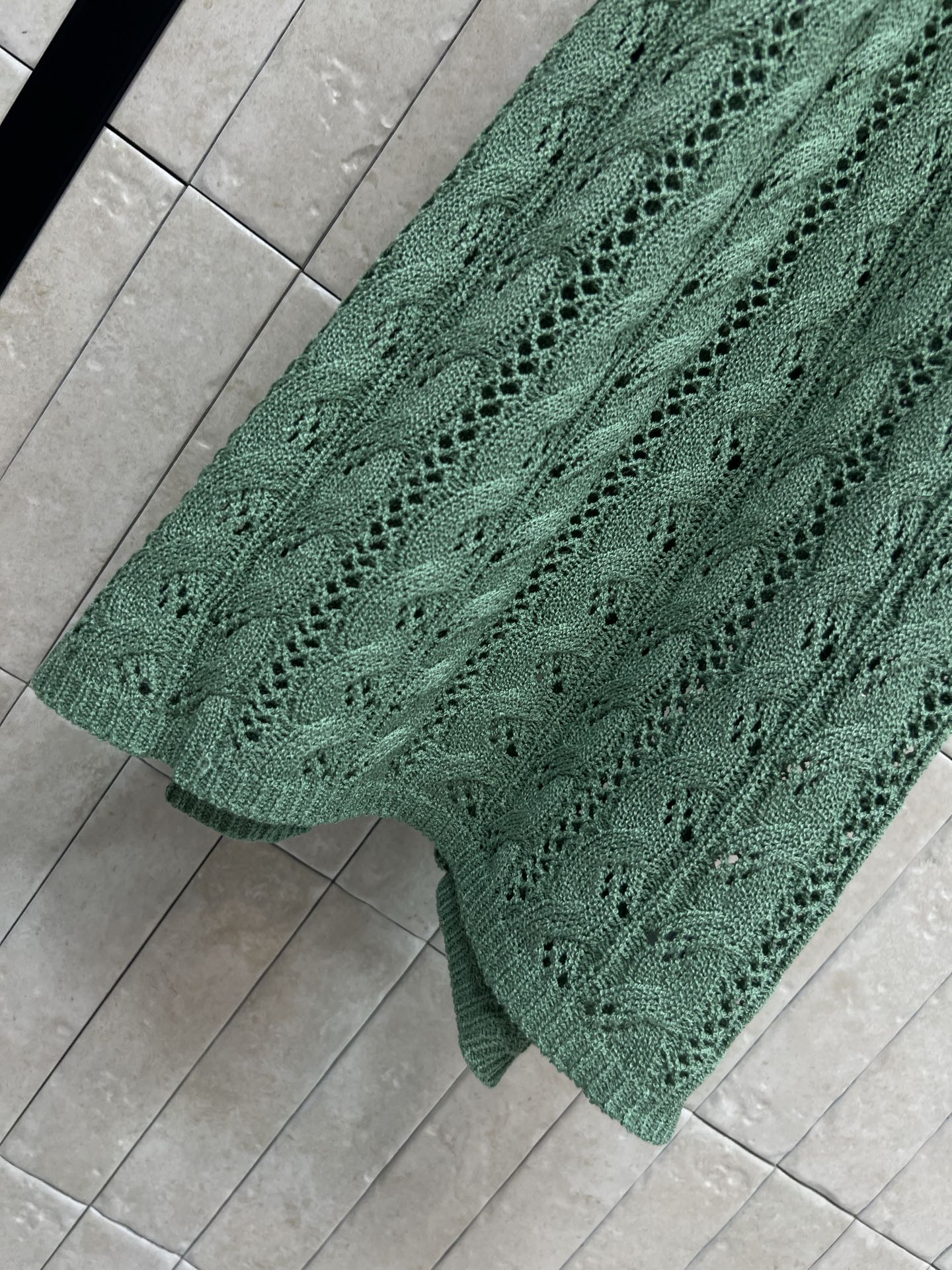 MIU家 26春夏新款 针织无袖上衣 采用轻薄透气针织面料 无袖+翻领设计 简约又有细节感 后背露腰 显