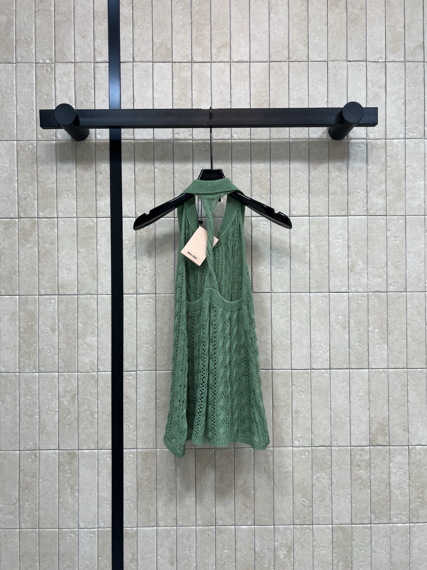 MIU家 26春夏新款 针织无袖上衣 采用轻薄透气针织面料 无袖+翻领设计 简约又有细节感 后背露腰 显