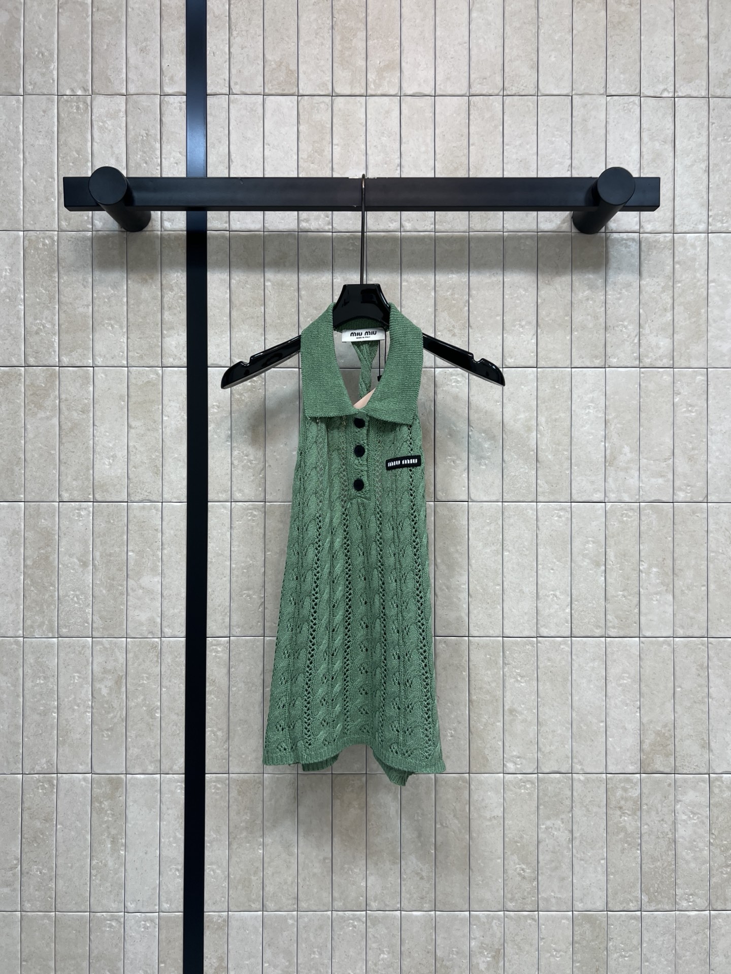 MIU家 26春夏新款 针织无袖上衣 采用轻薄透气针织面料 无袖+翻领设计 简约又有细节感 后背露腰 显